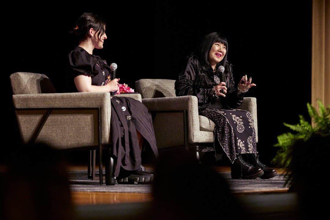 アナスイのインスタグラム：「I had a great time visiting @scaddotedu where I met the founder Paula Wallace, @paulaswallace.  I had so much fun with Steff Yotka, @steffyotka, talking about my career and getting to meet many of the students. xxx Anna」