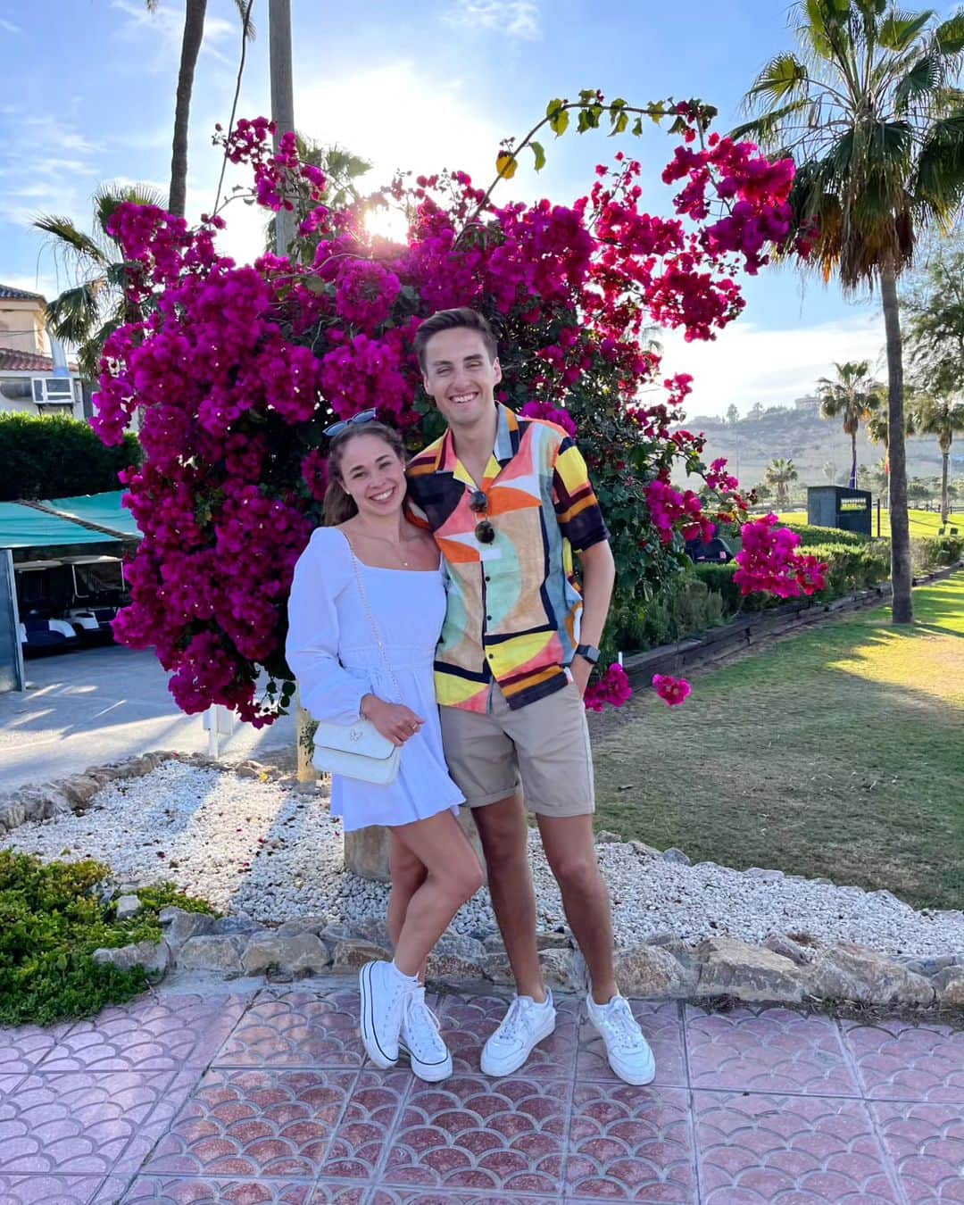 エイトォーラ・トールズドッティルのインスタグラム：「Sun, flowers & friends 💞🇪🇸」