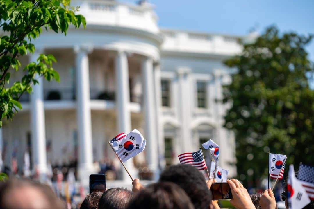 The White Houseさんのインスタグラム写真 - (The White HouseInstagram)「This morning, President Biden, the First Lady, Vice President Harris, and the Second Gentleman welcomed President Yoon and Mrs. Kim to the White House.  The alliance between the United States and the Republic of Korea is ironclad.」4月27日 5時00分 - whitehouse