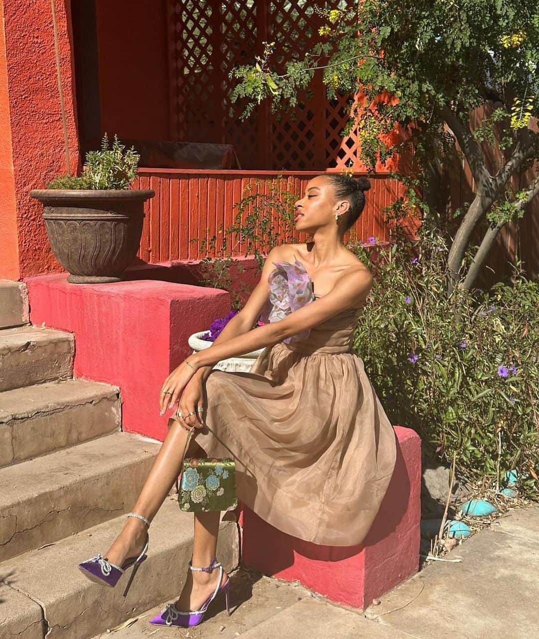 シンシア ローリーのインスタグラム：「Sitting Pretty 💜」