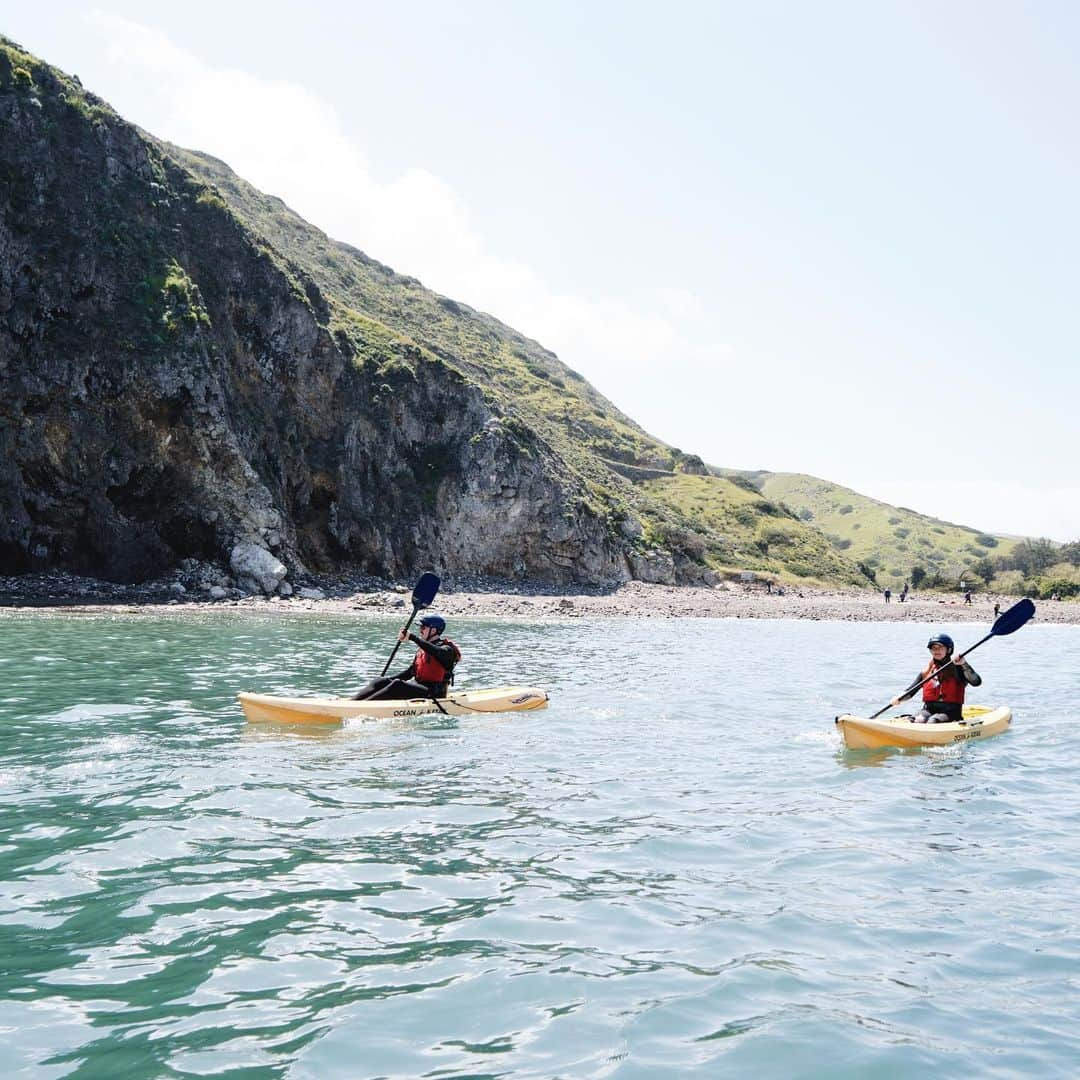 ボニー・ライトさんのインスタグラム写真 - (ボニー・ライトInstagram)「A higlight while shooting our @gogently.earth TV show was visiting Santa Cruz an island in The Channel Islands. We kayaked up to a blowhole and got soaked. I love the ocean! Before we went to the islands we met with Julie Tumamait-Stensile a Chumash elder and spoke to her about her ancestors that once lived on Santa Cruz. Highly recommend visiting these beautiful islands @visitcalifornia #visitcalifornia」4月27日 4時25分 - thisisbwright