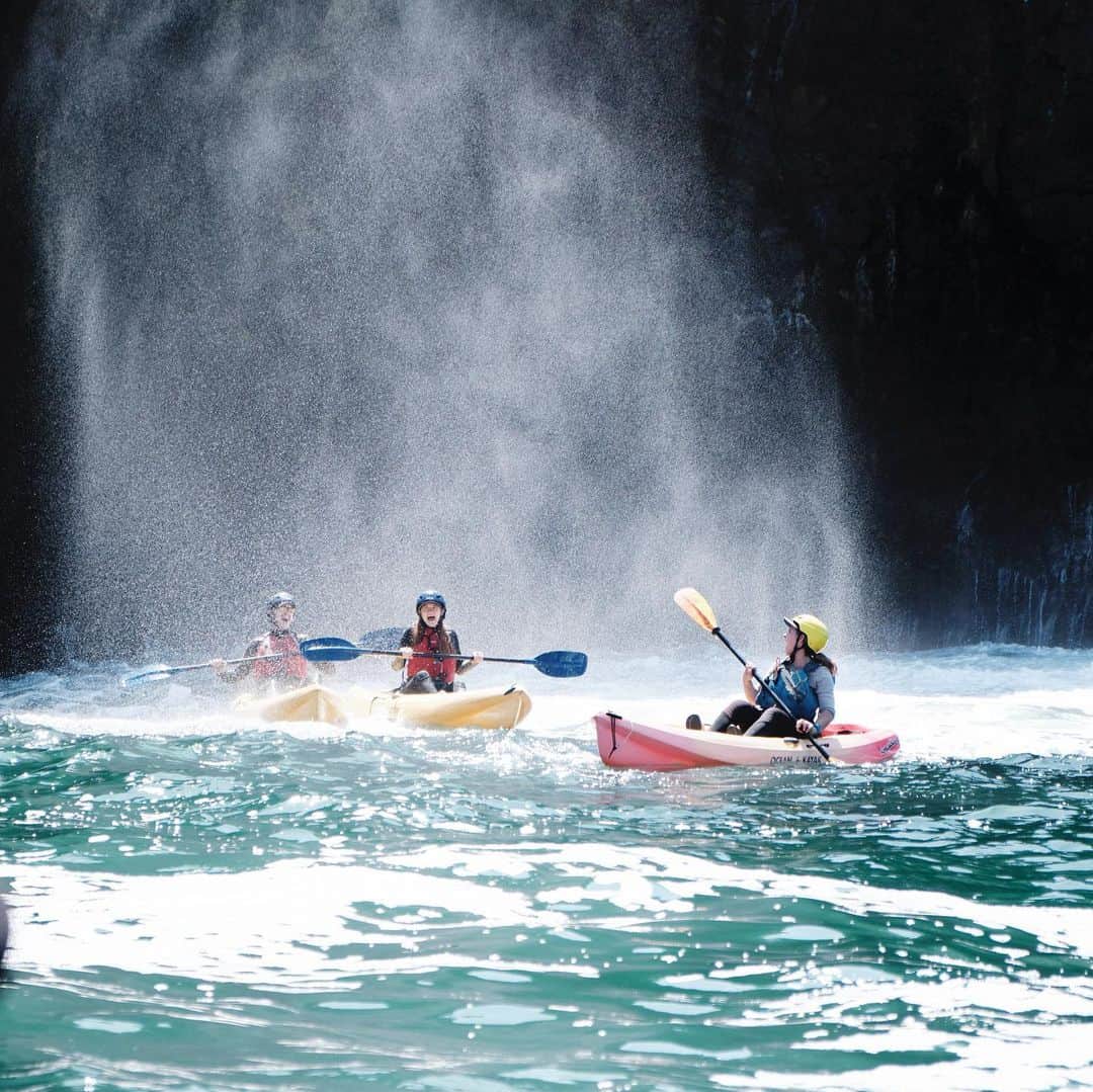 ボニー・ライトのインスタグラム：「A higlight while shooting our @gogently.earth TV show was visiting Santa Cruz an island in The Channel Islands. We kayaked up to a blowhole and got soaked. I love the ocean! Before we went to the islands we met with Julie Tumamait-Stensile a Chumash elder and spoke to her about her ancestors that once lived on Santa Cruz. Highly recommend visiting these beautiful islands @visitcalifornia #visitcalifornia」