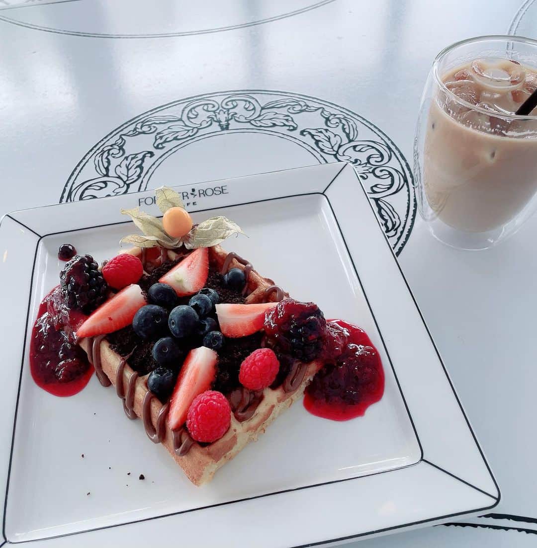 関口愛美さんのインスタグラム写真 - (関口愛美Instagram)「絵に入れる可愛いカフェ in Dubai  #foreverrosecafe #cafe #dubai」4月27日 4時30分 - sekiguchiaimi