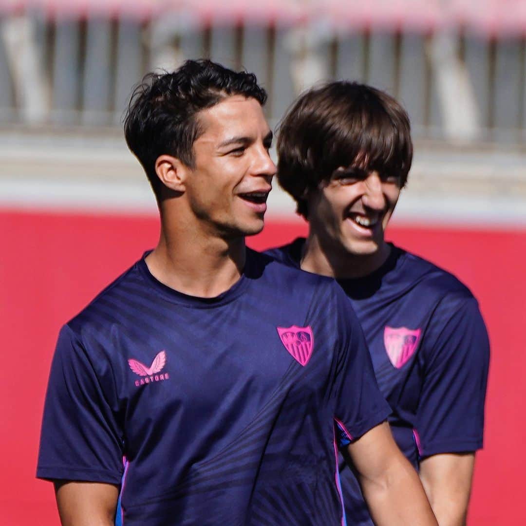 セビージャFCのインスタグラム：「😃 Los pibes.  🎯🔜 #AthleticSevillaFC」