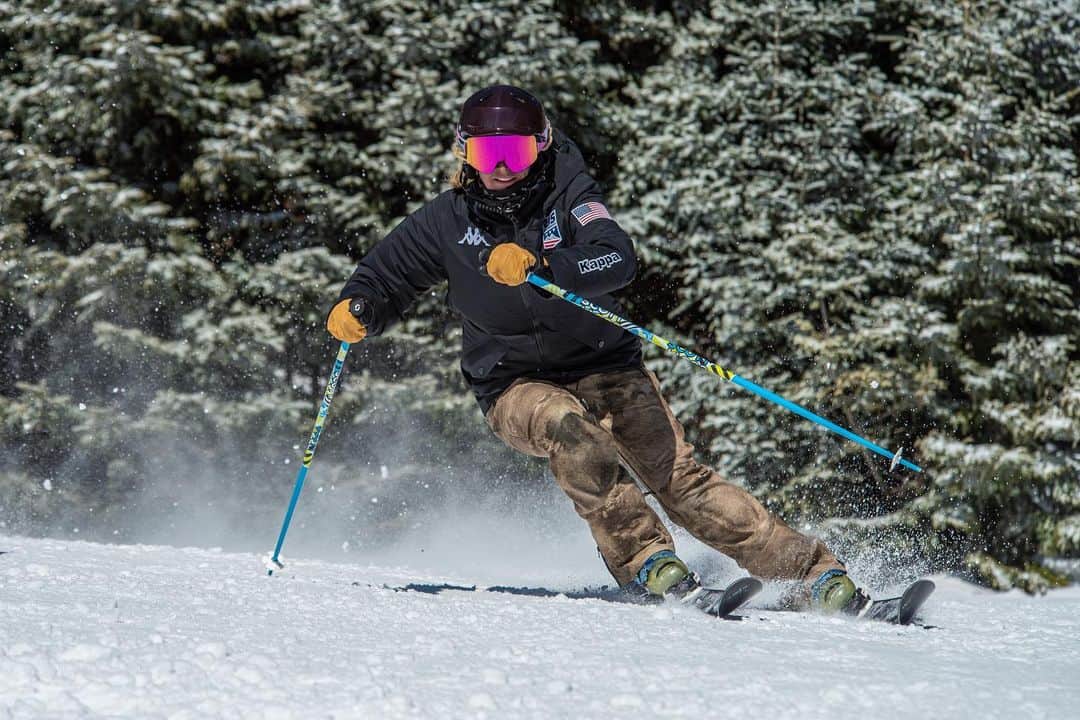 リンゼイ・ジャコベリスのインスタグラム：「Had fun switching things up this spring 📸 @zachary__gould @strattonresort」