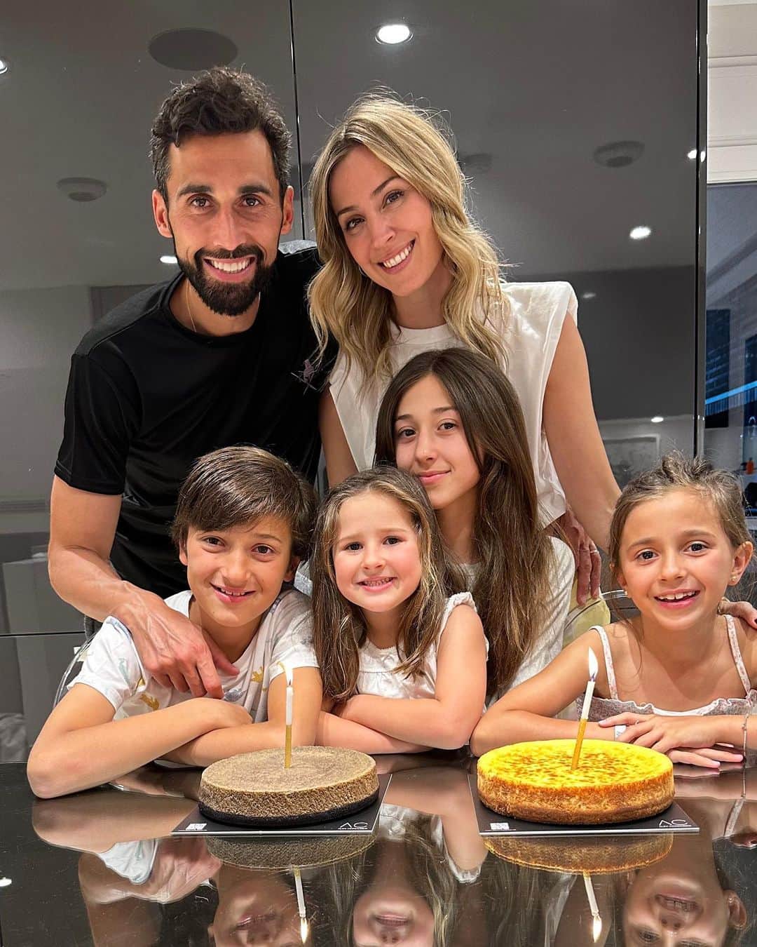 アルバロ・アルベロアのインスタグラム：「Hoy cumple 13 añazos mi pequeña amazona. 🎂  Creo que 13 está bien, nos paramos aquí, Albita, ¿se puede? 🙈🤣 Gracias por ser una hija y una hermana mayor maravillosa. ¡Te queremos no sabes cuánto! 🤍🤍🤍」