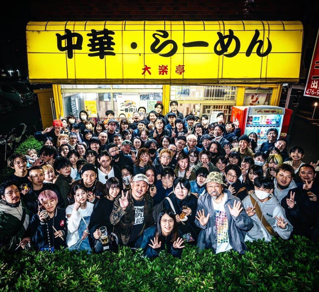 村上隆さんのインスタグラム写真 - (村上隆Instagram)「Dairakutei Asakadai North Exit Branch A Chinese restaurant with a Showa taste ,It will close at the end of April! And so we had a farewell party with everyone from the Kaikai Kiki production studio in Saitama. 30 years ago. I was in a period of intense poverty, being indebted for 12 years to the kind generosity of Mr. Katsushige Suzaki, a landowner in the warehousing business, who let me use his studio called Marunuma Art Residence for free. Many people including Mr. @misteryanen and Yoshikazu Hirata volunteered to help me and even brought me food when I was hungry. Occasionally, when I got paid for my artwork, we would go to this restaurant and order fried rice, dumplings, ramen, and stir-fried miso eggplant, and we would all share the food. It was a time when, though we were poor, we persevered, fiercely believing that the future would certainly be better than the present. The simple neighborhood Chinese restaurant, with the taste of that era, has been swallowed up by the stormy waves of the pandemic and the torrent of redevelopment, and is now going out of business. Sadly, April 30 will be their last day of operation. Please, everyone, go visit! Their dumplings are so delicious! Mr. Itoi, the master of Dairakutei Asakadai North Exit Branch who looks like Hideaki Anno! Thank you so much for your years of hard work. 😭😭😭  photo: @rkrkrk   大楽亭朝霞台北口店 昭和テイストの中華料理屋さん 4月一杯で閉店！という事で、埼玉のカイカイキキ製作工場のみんなで、さよなら会をやりました！ 30年前。丸沼芸術の森というただでアトリエを貸してくれていた須崎勝茂さんと言う倉庫業の土地持ちの人に12年間お世話になってた激烈貧乏時代。ミスター @misteryanen や平田くんらがボランティアで手伝ってくれて、かつ、ひもじい僕に食物まで運んできてくれてた時代。たまーに画料が入ると、この店に行って、チャーハンと餃子とラーメンと味噌茄子炒めを注文して、みんなで分けて食べてました。 貧しかったけど、未来は今より絶対に良くなるハズ、と信じて耐え抜いた時代。 その時代の味がする、素朴な街の中華料理屋さんも、pandemicの荒波と、再開発の激流に飲み込まれて、廃業との事。 残念ですが、4月30日まで営業してるとの事なので、みんな、行ってやってください！ 餃子が美味しいです！ 大楽亭朝霞台北口店の庵野秀明 似のマスターいといさん！ お疲れ様でした。 😭😭😭」4月27日 4時47分 - takashipom