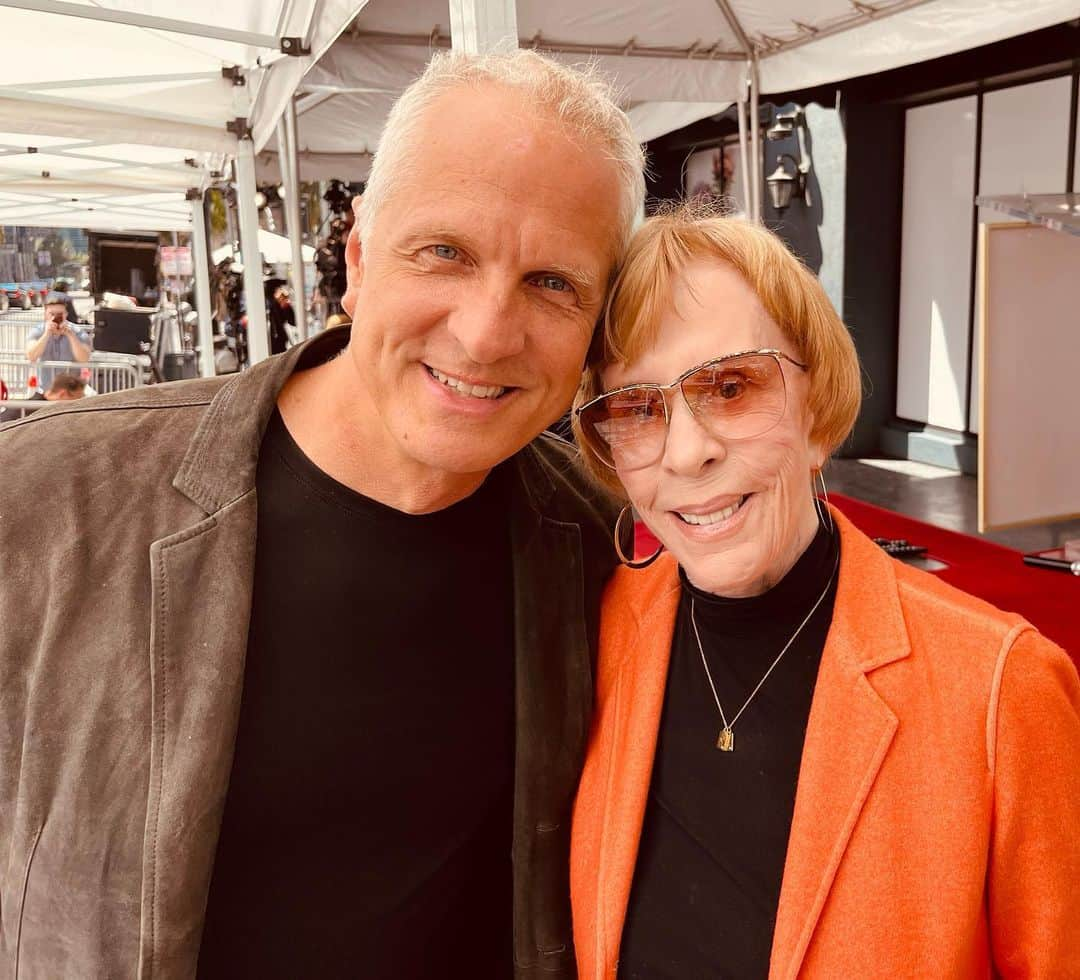 パトリック・ファビアンのインスタグラム：「Happy 90th Birthday, @itscarolburnett !! #Legend  Showbusiness can be wonderfully surprising…never thought I’d get to meet #CarolBurnett let alone say we were in the same show.  @bettercallsaulamc  #BetterCallSaul @amc_tv   @sptv」