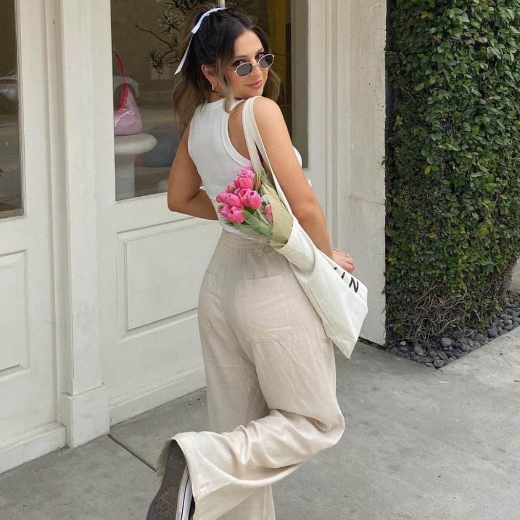 ブランクNYCのインスタグラム：「See ya at the Farmers Market, babe! @daniellee_esther in our Sand Bath drawstring linen pant.」