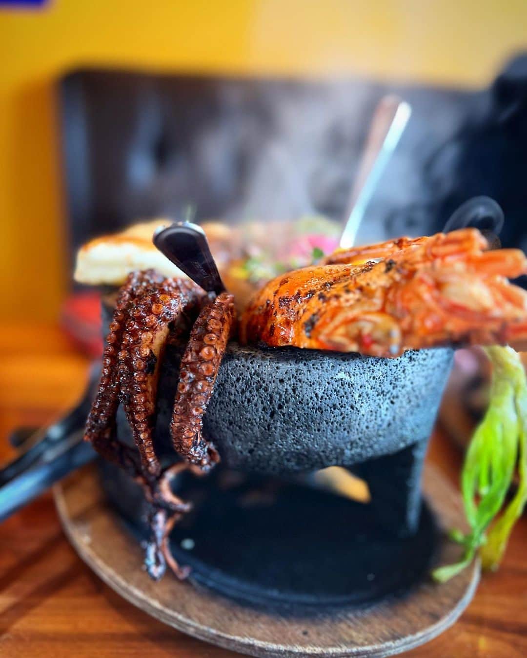 ライナ・ホワンさんのインスタグラム写真 - (ライナ・ホワンInstagram)「Your next spot for Mexican food has to be @lahuasteca_oc in @thesourceoc at Buena Park, CA   They have a full bar 🍹 and some of the most delicious dishes ever like their molcajete is filled with delicious seafood 🦞 and octopus 🐙 tentacles 🤤🤤🤤   Not to mention their fajitas is a show stopper and the table side guac 🥑 is absolutely Devine   Check this place out and let them know I sent ya 😍」4月27日 5時07分 - rainaiscrazy