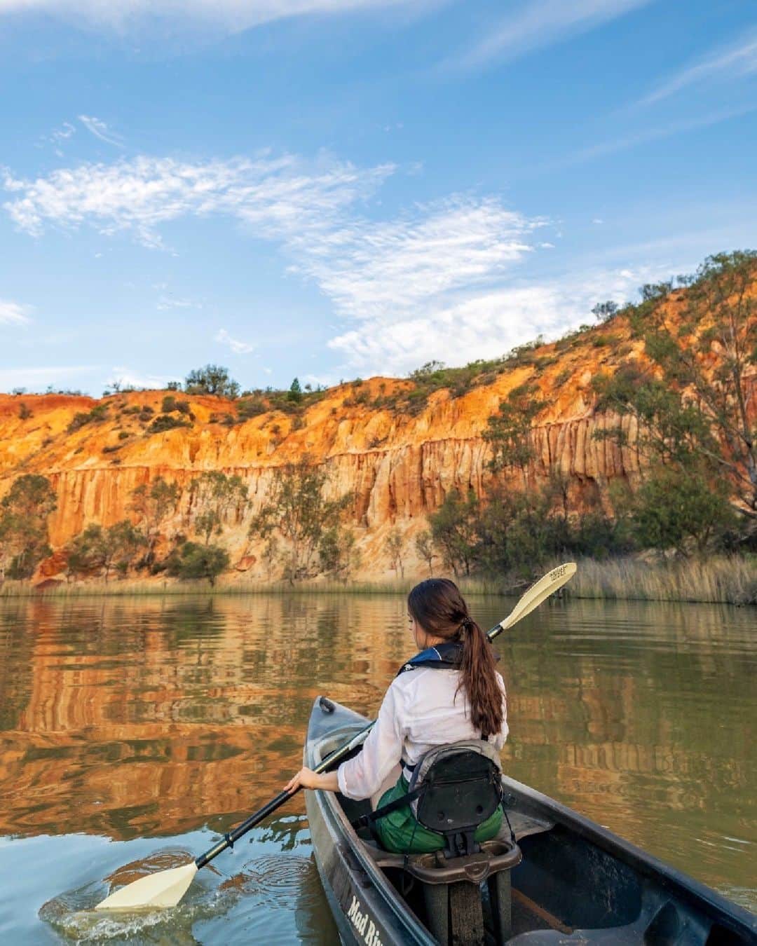 Australiaさんのインスタグラム写真 - (AustraliaInstagram)「Get ready to paddle your way through the stunning @riverlandsouthaustralia region 🛶🌿 Join @canoeadventureriverland or #CanoeTheRiverland on a guided tour down the river, or if staying dry is more your style, join @australianwildlifejourneys on their @greatwalksofoz's #MurrayRiverWalk or #MurrayRiverSafari to discover the magic of this fantastic river landscape. During these memorable eco-tours, you'll learn about the river's history, geology, rich culture, environmental challenges and regenerative opportunities. #seeaustralia #comeandsaygday #seesouthaustralia #Riverland」4月27日 5時00分 - australia