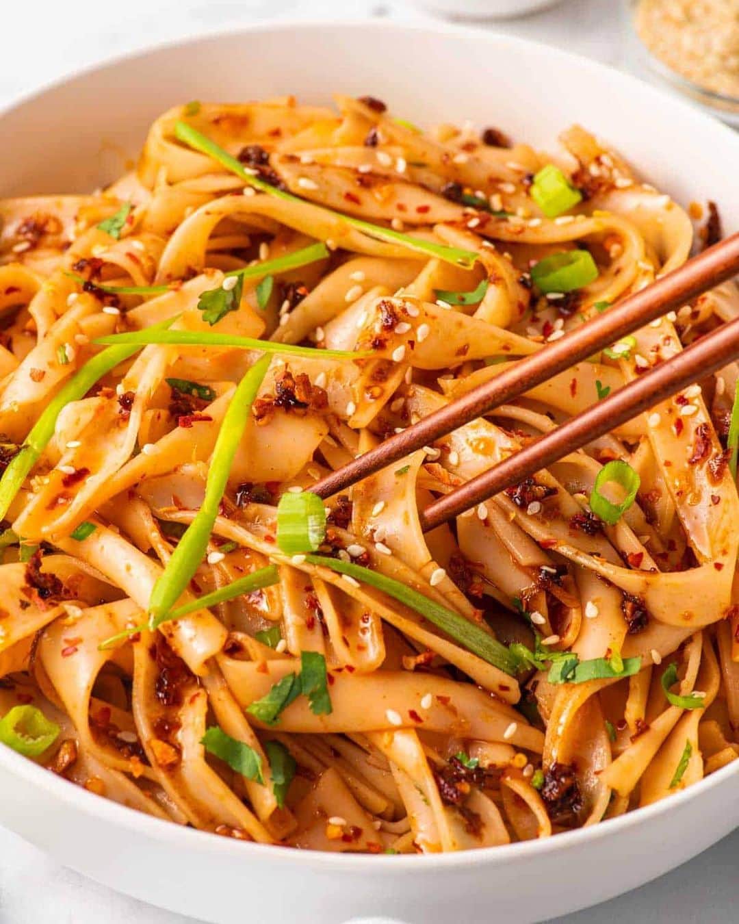 Easy Recipesのインスタグラム：「Easy Chili Garlic Oil Noodles combines wide noodles with a flavorful sauce that’s spicy and scrumptious. This chili noodles recipe is easy to make in less than 10 minutes for a satisfying lunch or dinner.  Grab the full recipe from the link in my bio @cookinwithmima  https://www.cookinwithmima.com/chili-garlic-oil-noodles/」