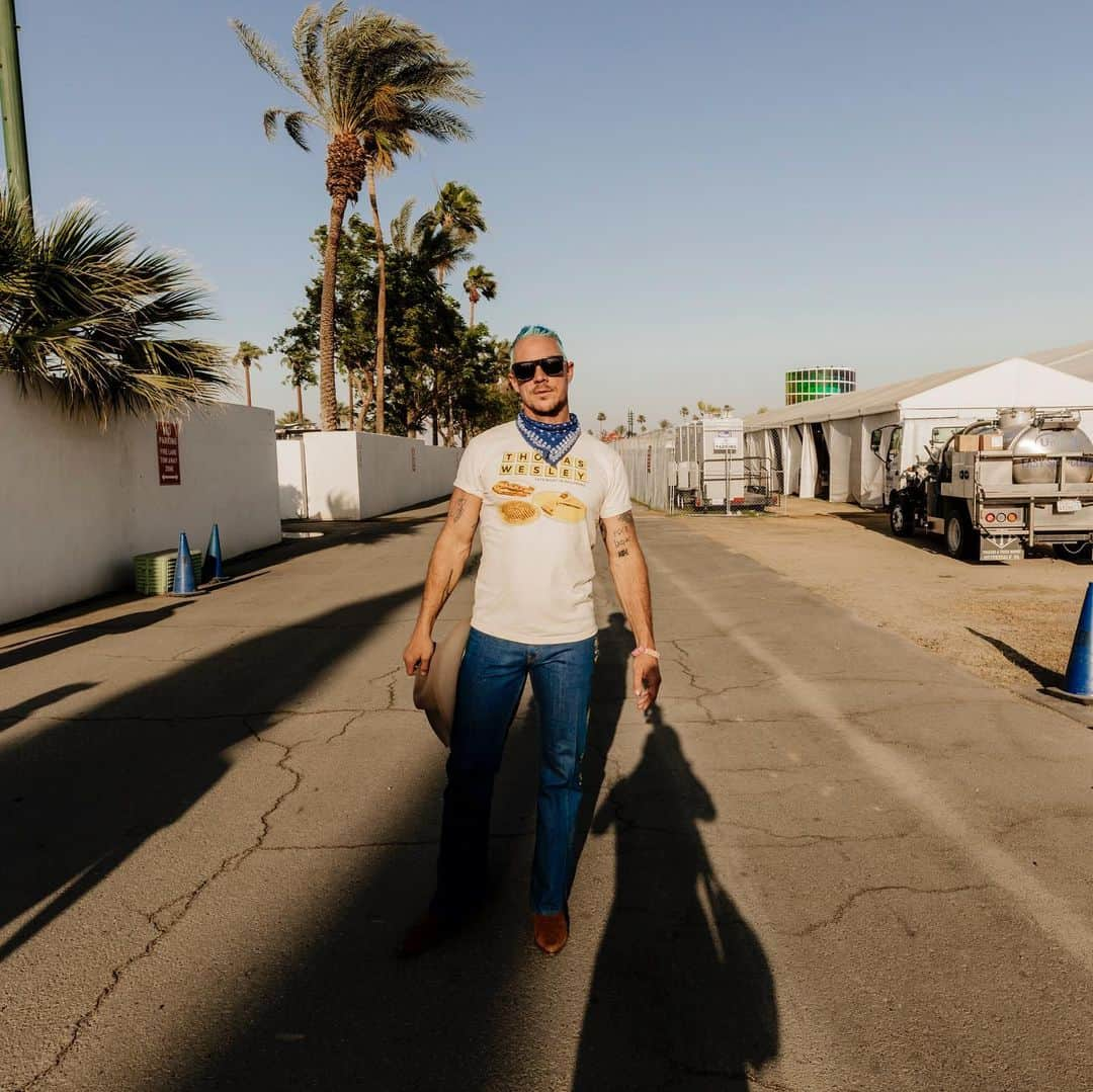 ディプロさんのインスタグラム写真 - (ディプロInstagram)「long caption but hear me out .. stagecoach is this weekend (basically it’s coachella weekend three where @guyfieri is headliner) I have my own stage this time (it’s yuma tent but for rednecks)  should I dye my hair blue again for sunday night closing set at the palamino tent?  it’s gonna be 85 degrees when I play so I had my team build a bud light water hose so that I can turn everyone gay by the end of the festival. The highlight of last year was that lana del rey watched my set 🥹 but this time I have a whole new album to play 🔉(and… last years set was just uploaded to youtube 🤗)」4月27日 5時16分 - diplo