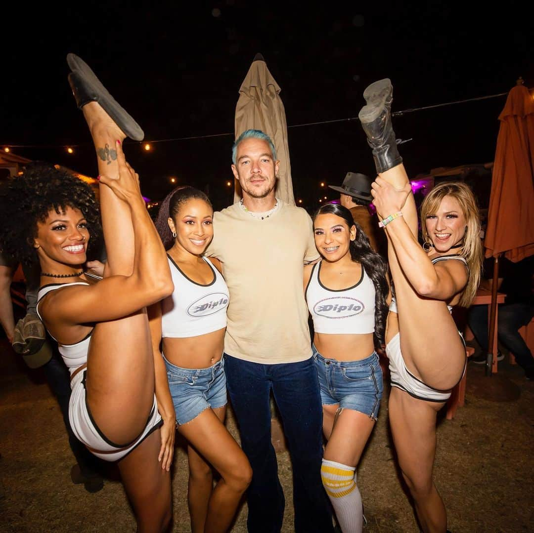 ディプロさんのインスタグラム写真 - (ディプロInstagram)「long caption but hear me out .. stagecoach is this weekend (basically it’s coachella weekend three where @guyfieri is headliner) I have my own stage this time (it’s yuma tent but for rednecks)  should I dye my hair blue again for sunday night closing set at the palamino tent?  it’s gonna be 85 degrees when I play so I had my team build a bud light water hose so that I can turn everyone gay by the end of the festival. The highlight of last year was that lana del rey watched my set 🥹 but this time I have a whole new album to play 🔉(and… last years set was just uploaded to youtube 🤗)」4月27日 5時16分 - diplo