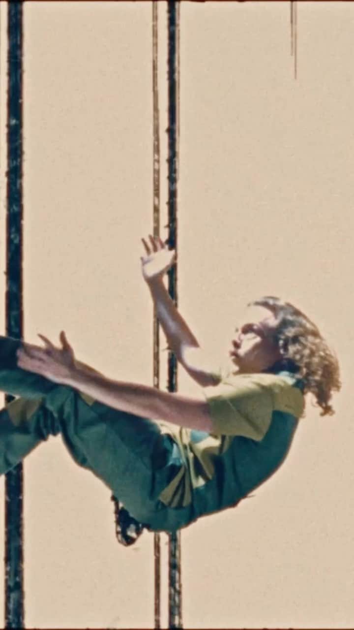 ウォーク・ザ・ムーンのインスタグラム：「the GIANTS music video started with a storyboard ‘flipbook’ of what Nicholas imagined the music video might look like. it was brought to life with YOUR fan art and the work of our incredible animator @madebymaedae + director Nina Kramer.   big thank you to everyone who helped bring this storyboard to life!!」