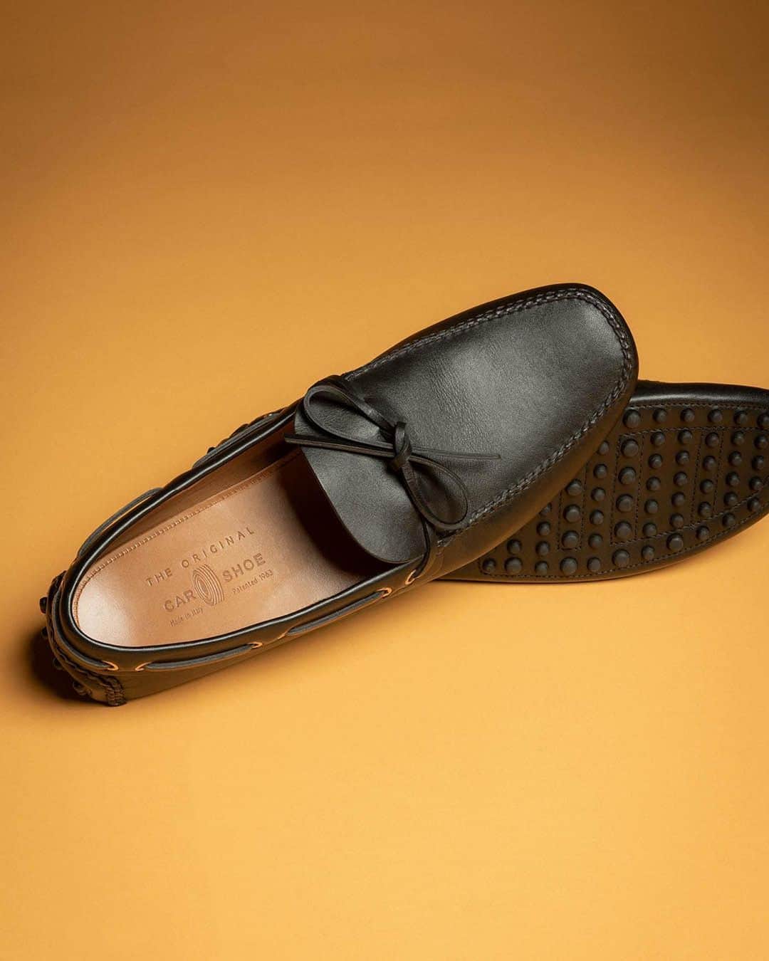 カーシューさんのインスタグラム写真 - (カーシューInstagram)「A classic and essential accessory.  Wear the black calfskin #DrivingShoes.」4月27日 5時22分 - carshoe