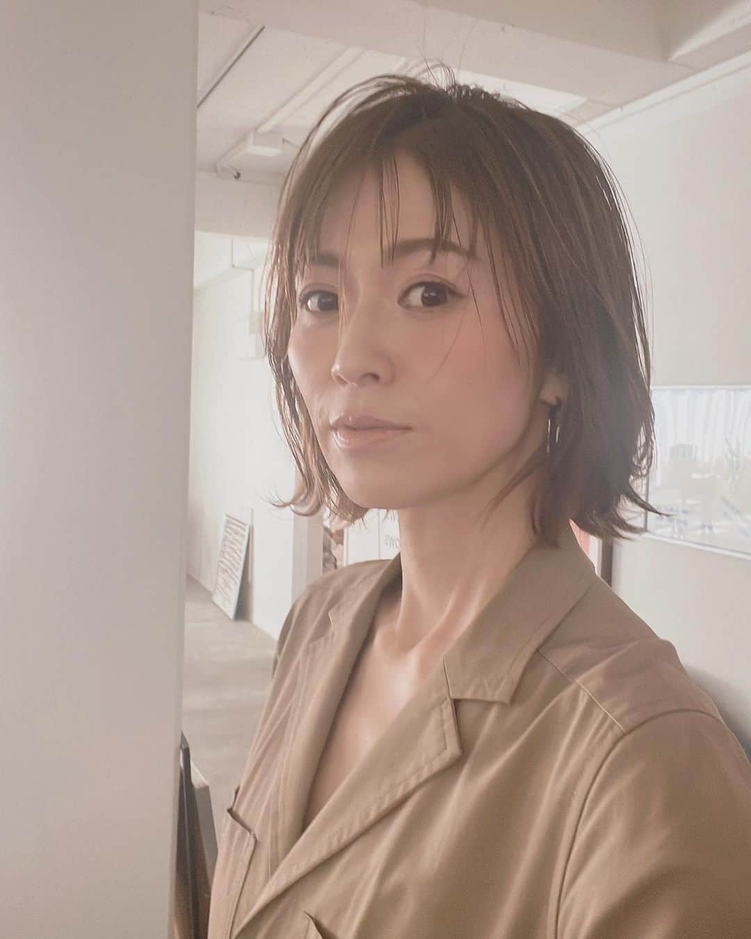畑野ひろ子のインスタグラム：「今日のヘアメイクは、　@kikku726  毛先をストレートアイロンで、少し外はねに動きを出してもらいました。 普段はストレートなので、絶妙な毛先の動きが入るだけでだいぶ雰囲気が違うなぁ🥰」
