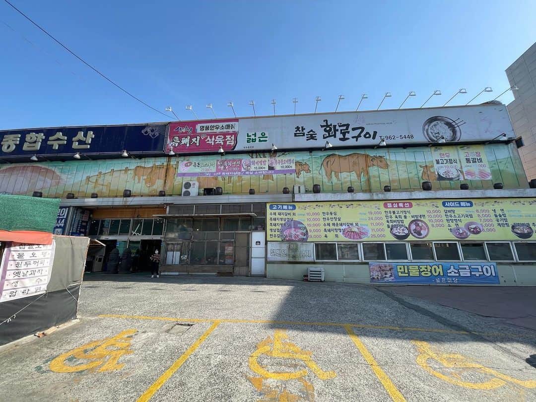 五箇公貴のインスタグラム：「高速バス停前のダイナー。 激シブ。」