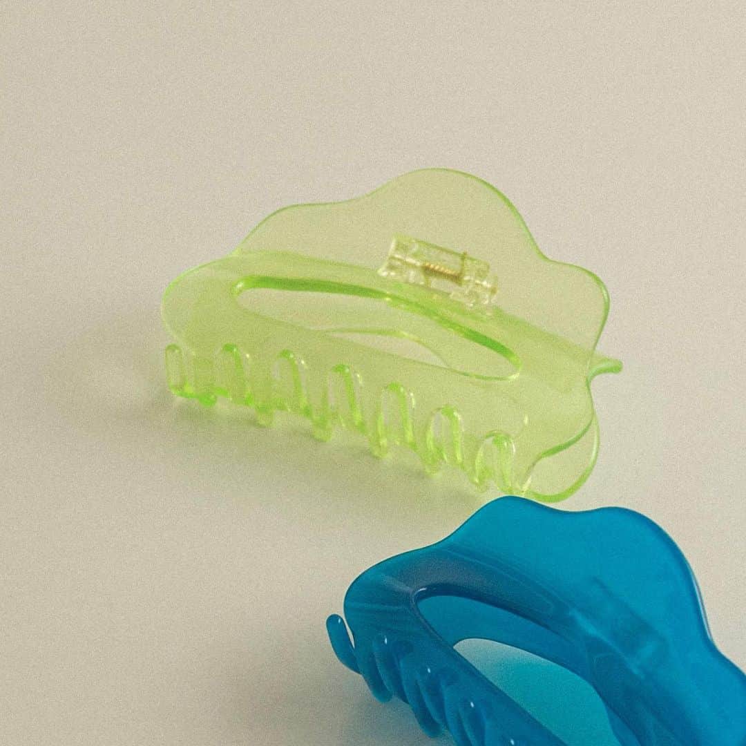 のインスタグラム：「［hair accessory］  クラウドカラージュシバンス ¥1,980(tax incl.)  ポップなカラーのクリア素材が夏髪に映えます◎  ＿＿＿＿＿  #smellyjp#acc#accessory#pierce#earring#earcuff#ring#bracelet#bangle#necklace#hairaccessory#hairclip」