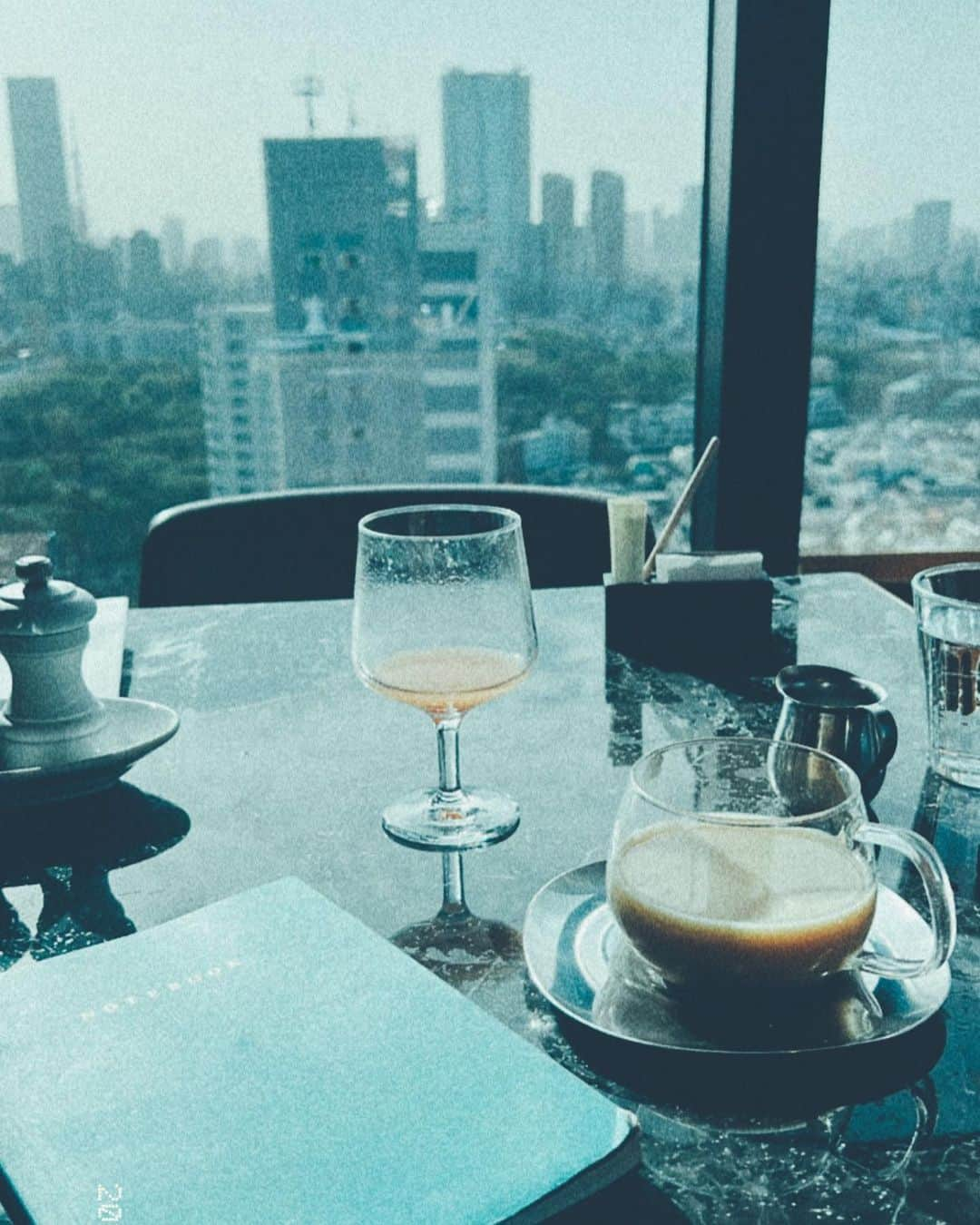 白澤貴子さんのインスタグラム写真 - (白澤貴子Instagram)「I could have fulfilling days in Aoyama grand hotel.  もうすぐ４月もお仕舞い。 今月は様々な場で言葉を紡ぐことに注力した１ヶ月でした。 特に中盤は多くの資料を読み、遠い記憶を遡り、頭の中でまとめて綴る、という作業の繰り返しに徹しなければならず、スケジュールも迫っていたため、久々に社会と自分を完全に遮断するべく３日間ホテルで篭ることに。  今回選んだのは1日１室限定のワーケーションプラン、クリエイターズルームが最近発表されたことで気になっていた青山グランド。  作業に没頭したいクリエイターたちのために考えられているだけあって、デスクは大きな窓に向いて置かれ、ハーマンミラーのデスクは資料を広げやすい横長に広く、ちょっと疲れたら、気の利いた飲み物やライトスナック、そして寛げるソファや椅子もすぐそこにある。  インテリアはほどよくスタイリッシュで、でも温かく、集中・覚醒させたいときの環境としてちょうどいい。  朝はラウンジでヒデヤくん @hideyaiida が監修した朝食ビュッフェに心満たされてから部屋に戻り、昼に少し気分を変えたくなったら、部屋からまたラウンジに移ってスイーツやお茶を片手にまた集中。 数時間経ったらまた部屋で書き、知らぬ間に陽が落ちて、ふと顔をあげると目前で神宮の野球場がライトアップされ、夜が明ければ朝の光が美しく差して…  ラウンジと部屋を往復し続け、昼夜分からなくなりそうなくらい没頭できた数日間だったけれど、この心地良いインテリアと景色、そして美味しすぎる朝食のおかげで心も身体もこの上なくヘルシー。  そして目眩がするほど大量だった資料の読み込みと原稿も無事に一旦終了。  またいつか必要に迫られたときも是非ここに泊まりたい。 いや、その前に仕事目的ではなく、ゆったり寛ぐために泊まりに来るのもいいな。  #本当はイブニングタイムはフリーフローでアルコールを愉しめる #グッと我慢した自分に頑張ったねと言いたい #まずは自分にお疲れさまの一杯をいただきに伺います #とても良かったので頼まれてもいないけれどPR」4月27日 14時44分 - takakoshirasawa