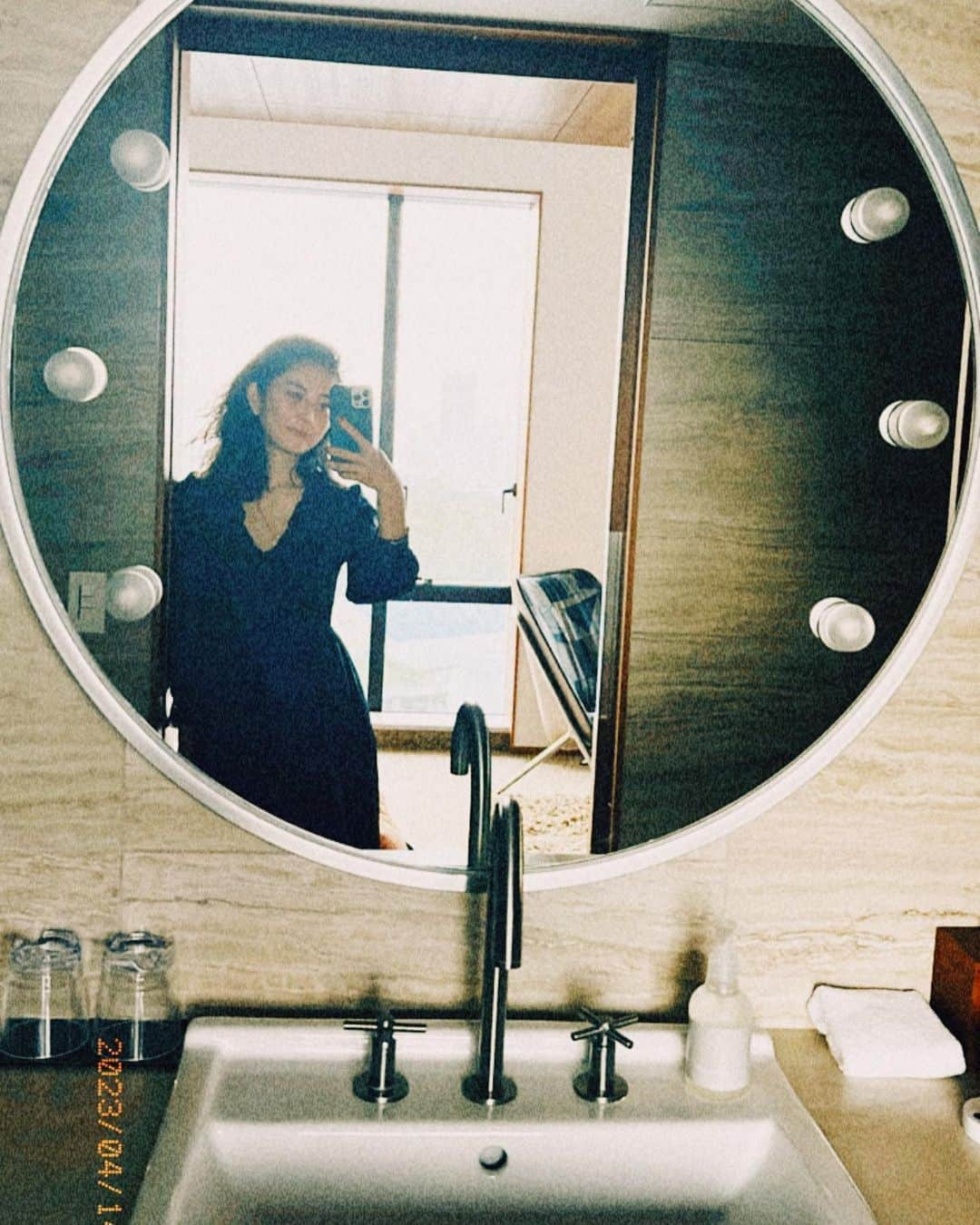 白澤貴子さんのインスタグラム写真 - (白澤貴子Instagram)「I could have fulfilling days in Aoyama grand hotel.  もうすぐ４月もお仕舞い。 今月は様々な場で言葉を紡ぐことに注力した１ヶ月でした。 特に中盤は多くの資料を読み、遠い記憶を遡り、頭の中でまとめて綴る、という作業の繰り返しに徹しなければならず、スケジュールも迫っていたため、久々に社会と自分を完全に遮断するべく３日間ホテルで篭ることに。  今回選んだのは1日１室限定のワーケーションプラン、クリエイターズルームが最近発表されたことで気になっていた青山グランド。  作業に没頭したいクリエイターたちのために考えられているだけあって、デスクは大きな窓に向いて置かれ、ハーマンミラーのデスクは資料を広げやすい横長に広く、ちょっと疲れたら、気の利いた飲み物やライトスナック、そして寛げるソファや椅子もすぐそこにある。  インテリアはほどよくスタイリッシュで、でも温かく、集中・覚醒させたいときの環境としてちょうどいい。  朝はラウンジでヒデヤくん @hideyaiida が監修した朝食ビュッフェに心満たされてから部屋に戻り、昼に少し気分を変えたくなったら、部屋からまたラウンジに移ってスイーツやお茶を片手にまた集中。 数時間経ったらまた部屋で書き、知らぬ間に陽が落ちて、ふと顔をあげると目前で神宮の野球場がライトアップされ、夜が明ければ朝の光が美しく差して…  ラウンジと部屋を往復し続け、昼夜分からなくなりそうなくらい没頭できた数日間だったけれど、この心地良いインテリアと景色、そして美味しすぎる朝食のおかげで心も身体もこの上なくヘルシー。  そして目眩がするほど大量だった資料の読み込みと原稿も無事に一旦終了。  またいつか必要に迫られたときも是非ここに泊まりたい。 いや、その前に仕事目的ではなく、ゆったり寛ぐために泊まりに来るのもいいな。  #本当はイブニングタイムはフリーフローでアルコールを愉しめる #グッと我慢した自分に頑張ったねと言いたい #まずは自分にお疲れさまの一杯をいただきに伺います #とても良かったので頼まれてもいないけれどPR」4月27日 14時44分 - takakoshirasawa