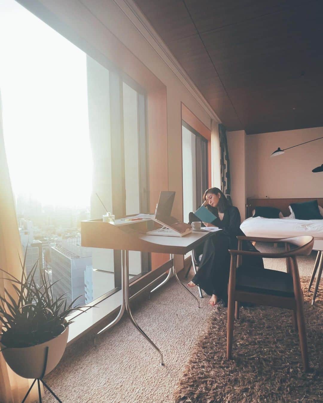 白澤貴子のインスタグラム：「I could have fulfilling days in Aoyama grand hotel.  もうすぐ４月もお仕舞い。 今月は様々な場で言葉を紡ぐことに注力した１ヶ月でした。 特に中盤は多くの資料を読み、遠い記憶を遡り、頭の中でまとめて綴る、という作業の繰り返しに徹しなければならず、スケジュールも迫っていたため、久々に社会と自分を完全に遮断するべく３日間ホテルで篭ることに。  今回選んだのは1日１室限定のワーケーションプラン、クリエイターズルームが最近発表されたことで気になっていた青山グランド。  作業に没頭したいクリエイターたちのために考えられているだけあって、デスクは大きな窓に向いて置かれ、ハーマンミラーのデスクは資料を広げやすい横長に広く、ちょっと疲れたら、気の利いた飲み物やライトスナック、そして寛げるソファや椅子もすぐそこにある。  インテリアはほどよくスタイリッシュで、でも温かく、集中・覚醒させたいときの環境としてちょうどいい。  朝はラウンジでヒデヤくん @hideyaiida が監修した朝食ビュッフェに心満たされてから部屋に戻り、昼に少し気分を変えたくなったら、部屋からまたラウンジに移ってスイーツやお茶を片手にまた集中。 数時間経ったらまた部屋で書き、知らぬ間に陽が落ちて、ふと顔をあげると目前で神宮の野球場がライトアップされ、夜が明ければ朝の光が美しく差して…  ラウンジと部屋を往復し続け、昼夜分からなくなりそうなくらい没頭できた数日間だったけれど、この心地良いインテリアと景色、そして美味しすぎる朝食のおかげで心も身体もこの上なくヘルシー。  そして目眩がするほど大量だった資料の読み込みと原稿も無事に一旦終了。  またいつか必要に迫られたときも是非ここに泊まりたい。 いや、その前に仕事目的ではなく、ゆったり寛ぐために泊まりに来るのもいいな。  #本当はイブニングタイムはフリーフローでアルコールを愉しめる #グッと我慢した自分に頑張ったねと言いたい #まずは自分にお疲れさまの一杯をいただきに伺います #とても良かったので頼まれてもいないけれどPR」