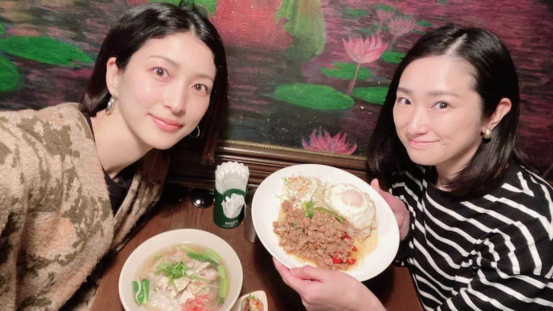 奥田恵梨華さんのインスタグラム写真 - (奥田恵梨華Instagram)「おうちヨガをしていたら、ともみちゃんからお誘いを受けて喜んで家を飛び出した。 子供なしで会うのが久しぶりだったから、昼間とは思えない大人な話をして大変楽しいランチでした。ありがとね〜ん #อาหารไทย #손오공 ポーズ」4月27日 14時49分 - erikaokuda_official