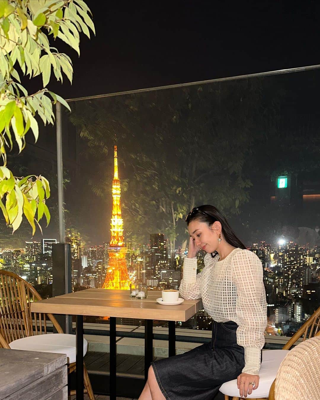 鈴木詩織さんのインスタグラム写真 - (鈴木詩織Instagram)「お買い物からの女子会の日🫡✨  東京タワーが見ながら夜のお茶タイムができて嬉しかったなぁ🤍  この日はシアーのギンガムチェックブラウスに✔︎ 今の時期にちょうどいい🤭ハイウエストのデニムハーフパンツと合わせたよん🖤  ⁡ ⁡ ⁡  #shiorin_styling#ayla#celine#アイラ」4月27日 14時49分 - shiorin0802suzuki