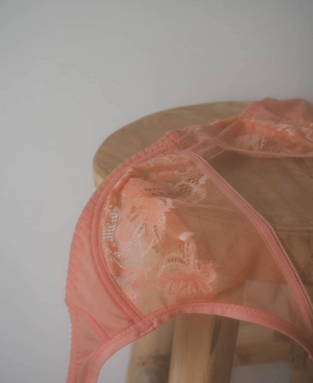 レジャビーさんのインスタグラム写真 - (レジャビーInstagram)「HYPNOTIC Un soutien-gorge triangle rassurant, pour un porter quotidien décliné dans un gourmand coloris Melba. - HYPNOTIC A reassuring triangle bra for everyday wear in a delicious Peach colour.   #MaisonLejaby #Lingerie #Underwear #Corseterie #WomanMaisonLejaby #LingerieHeritage #MaisonLejabyOnFilm #OnFilm #SavoirFaire #FrenchKnowHow」4月27日 15時01分 - maisonlejaby