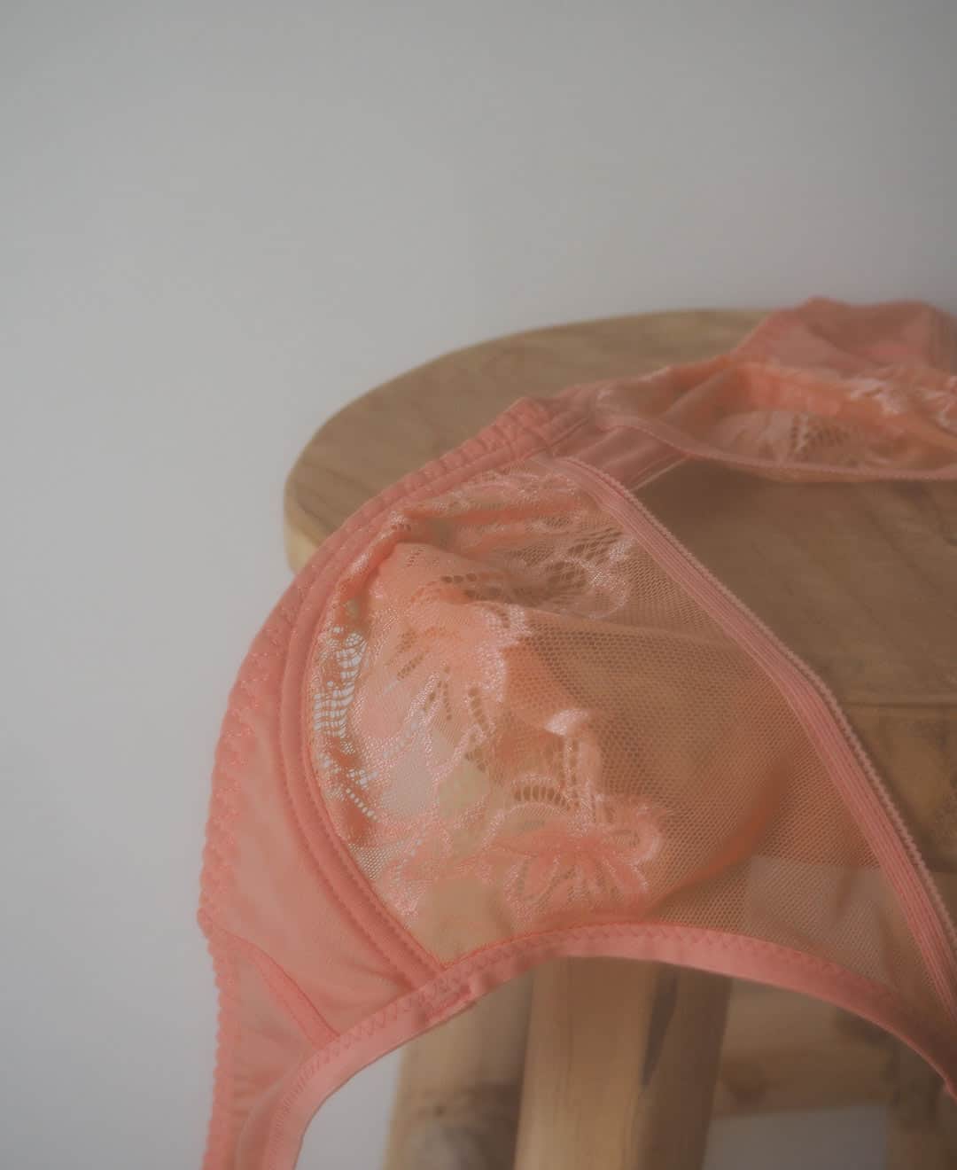 レジャビーのインスタグラム：「HYPNOTIC Un soutien-gorge triangle rassurant, pour un porter quotidien décliné dans un gourmand coloris Melba. - HYPNOTIC A reassuring triangle bra for everyday wear in a delicious Peach colour.   #MaisonLejaby #Lingerie #Underwear #Corseterie #WomanMaisonLejaby #LingerieHeritage #MaisonLejabyOnFilm #OnFilm #SavoirFaire #FrenchKnowHow」