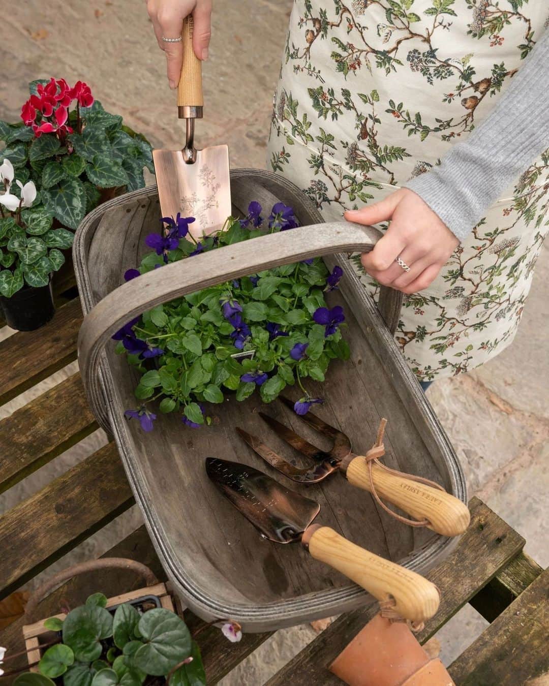 ローラアシュレイのインスタグラム：「It's almost Bank Holiday Weekend. Time to get back to gardening. Whether you're an experienced gardener or just starting, we have the tools and attire for you. ⁣ ⁣ Our new collection includes aprons, kneelers, toolbags, toolsets and more. ⁣ ⁣ Now available on lauraashley.com and @nextofficial」