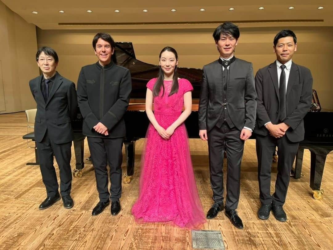 福間洸太朗さんのインスタグラム写真 - (福間洸太朗Instagram)「Souvenirs in Wakayama🎶 I gave a gig with two wonderful colleagues in Wakayama late February. Each played solo, duo, and trio together! As encore, we did something rare and adventurous, playing the final movement of Tchaikovsky's PIano Concerto no.1, rotating the role of Soloist, Accompanist (orchestra) and Conductor. It was FUN !! We had two different pianos and two piano technicians as well. photo 5 with piano technicians, Mr.Hirofumi Ohashi (left, Steinway) and Mr.Keiichiro Yairo (right, Yamaha) After the concert we went to eat the famous Ramen of the region. It was full of thin green onions! (photo 10)  ２月終わりは和歌山県民文化会館で金子三勇士さん、松田華音さんとジョイントコンサートをしました。各自がソロ、２台ピアノデュオ、そしてアンコールではチャイコフスキーのピアノ協奏曲第１番終楽章をソリスト、オケパート伴奏、指揮者の３役を代わる代わるローテーションして弾きました。 今回ピアノはスタインウェイとヤマハでしたが、東京からわざわざ二社の調律師がお見えになってケアしてくださいました。写真５（左がスタインウェイの大橋宏文さん、右がヤマハの八色憲一郎さん）  終演後は遅くなってましたが、かろうじて空いていたお店で和歌山名物の「ネギラーメン」をいただきました。ネギネギしてました（笑）(写真１０。ちなみに華音ちゃんはネギ抜きにしてた)  お越しくださった皆様、主催者様、有難うございました！  #wakayama #Tchaikovsky #MiyujiKaneko #KanonMatsuda #Relay #Ramen #和歌山 #和歌山県民文化会館 #金子三勇士 #松田華音 #チャイコフスキー #リレー #ネギラーメン」4月27日 15時03分 - kotarofsky