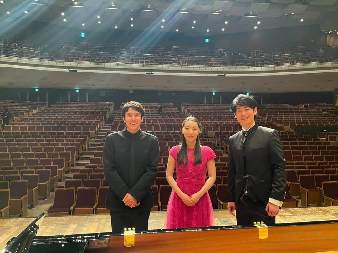 福間洸太朗のインスタグラム：「Souvenirs in Wakayama🎶 I gave a gig with two wonderful colleagues in Wakayama late February. Each played solo, duo, and trio together! As encore, we did something rare and adventurous, playing the final movement of Tchaikovsky's PIano Concerto no.1, rotating the role of Soloist, Accompanist (orchestra) and Conductor. It was FUN !! We had two different pianos and two piano technicians as well. photo 5 with piano technicians, Mr.Hirofumi Ohashi (left, Steinway) and Mr.Keiichiro Yairo (right, Yamaha) After the concert we went to eat the famous Ramen of the region. It was full of thin green onions! (photo 10)  ２月終わりは和歌山県民文化会館で金子三勇士さん、松田華音さんとジョイントコンサートをしました。各自がソロ、２台ピアノデュオ、そしてアンコールではチャイコフスキーのピアノ協奏曲第１番終楽章をソリスト、オケパート伴奏、指揮者の３役を代わる代わるローテーションして弾きました。 今回ピアノはスタインウェイとヤマハでしたが、東京からわざわざ二社の調律師がお見えになってケアしてくださいました。写真５（左がスタインウェイの大橋宏文さん、右がヤマハの八色憲一郎さん）  終演後は遅くなってましたが、かろうじて空いていたお店で和歌山名物の「ネギラーメン」をいただきました。ネギネギしてました（笑）(写真１０。ちなみに華音ちゃんはネギ抜きにしてた)  お越しくださった皆様、主催者様、有難うございました！  #wakayama #Tchaikovsky #MiyujiKaneko #KanonMatsuda #Relay #Ramen #和歌山 #和歌山県民文化会館 #金子三勇士 #松田華音 #チャイコフスキー #リレー #ネギラーメン」