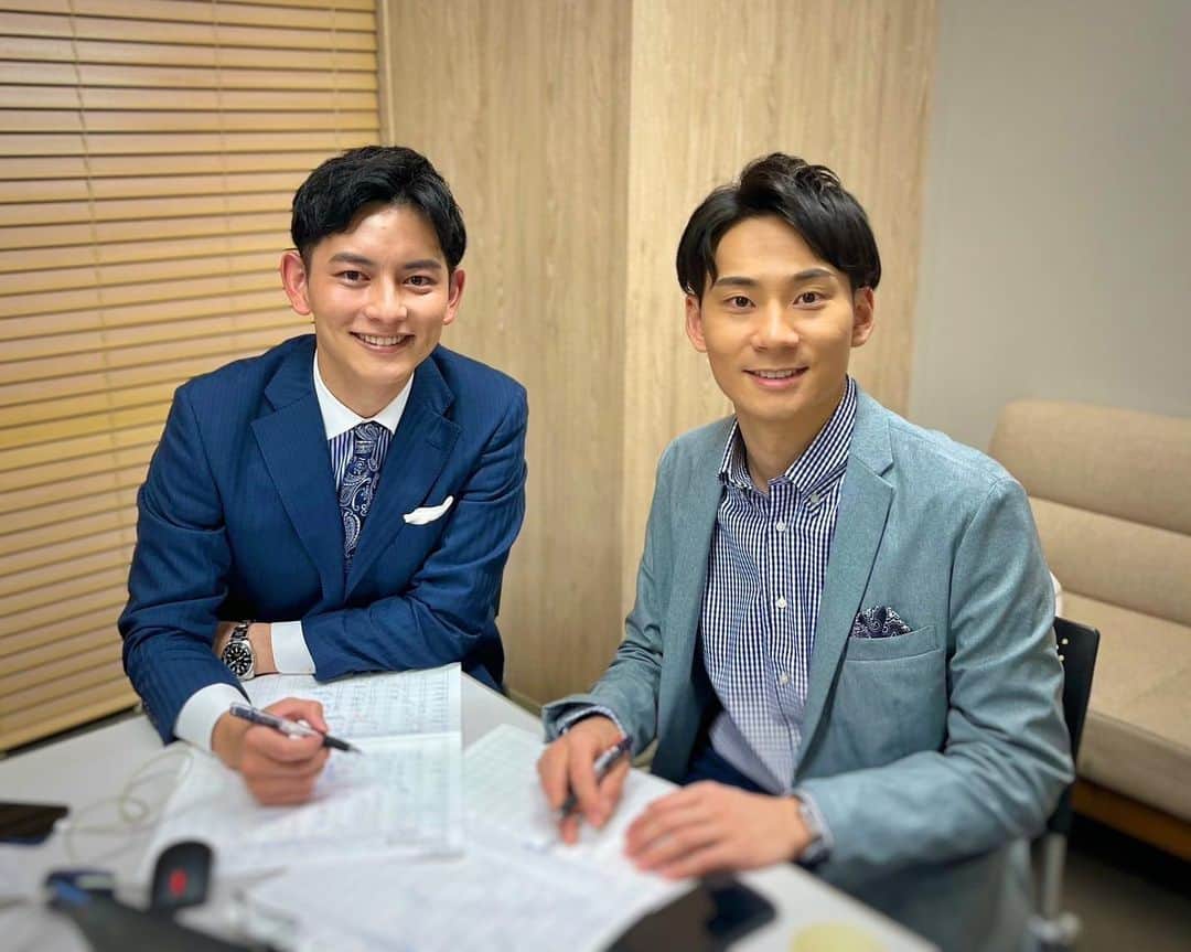 フジテレビアナウンサーのインスタグラム：「. 大川立樹です！  同期の今湊と試合映像を見ながら、 実況準備をしているところです！  いつも情報共有をして、 反省をして、 2人で取り組んでいます！  #フジテレビアナウンサー #大川立樹 #今湊敬樹 #きょうのフジアナ」