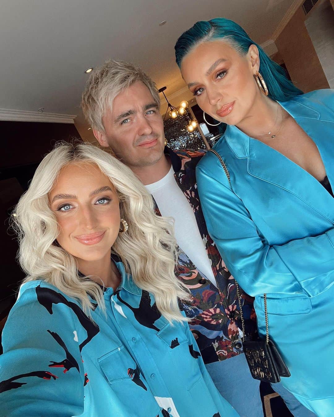 シェパードのインスタグラム：「On our way to the @apraamcos awards tonight!」