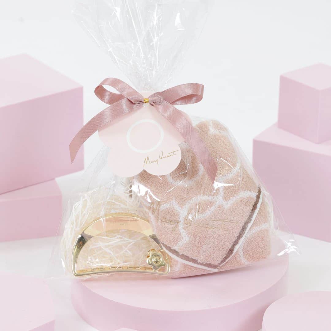 MARY QUANT officialのインスタグラム：「- Mother's Day Gift Set  - 5月14日は母の日 いつもお世話になっているお母さんに 日頃の感謝の気持ちを込めてギフトを贈りませんか？ 期間中、ギフトセットやご希望のアイテムに 無料で限定ラッピング＆オリジナルメッセージカードをおつけします - 全国ショップ期間：4/15（Sat）～5/14（Sun） オンラインショップ期間：4/14（Fri）～5/14（Sun） - ギフトセット提案 A：「ハンドクリーム」セット （ハンド クリームとミニタオルのセット） B：「ミラー＆メイクアップフィクサー」セット （コンパクトミラーとメイクキープミストのセット） C：「アクセサリー＆ミニタオル」セット D：「ポーチ＆コスメ」セット （ポーチとリップスティックのセット） - ※限定ラッピングとメッセージカードは無くなり次第終了 ※オンラインショップはアイテムがセットされています ※画像はすべてセット例になります - #MARYQUANT #マリークヮント #母の日 #母の日ギフト #母の日プレゼント」