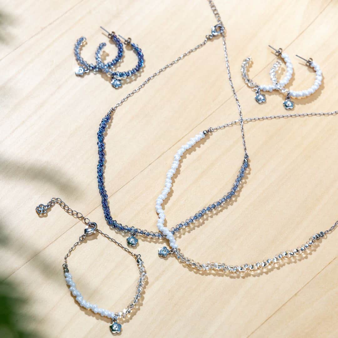 MARY QUANT officialのインスタグラム：「#ツートーンファルファーレピアス #ツートーンファルファーレネックレス #ツートーンファルファーレブレスレット - #MARYQUANT #2023SUMMER #NEWITEMS #FASHION #ACCESSORIES - #MARYQUANT #アクセサリー #アクセ #夏アクセ #ピアス #ネックレス #ブレスレット」