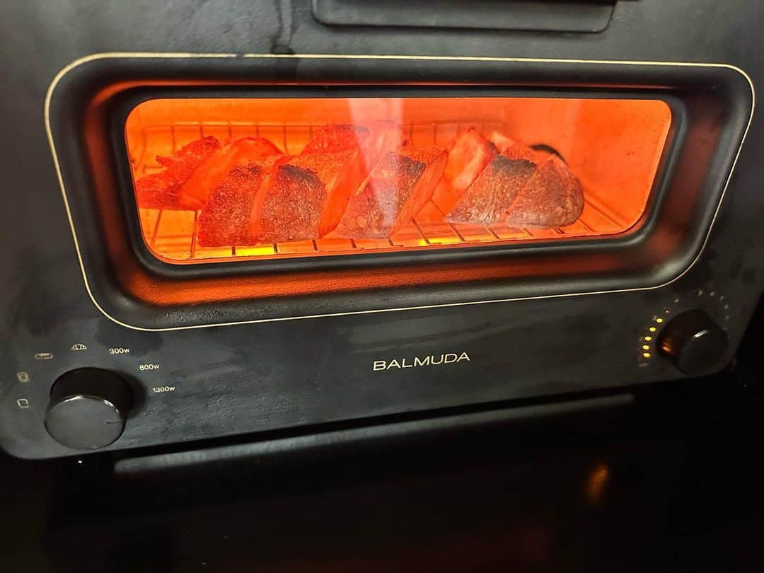 藤本美貴さんのインスタグラム写真 - (藤本美貴Instagram)「庄司さんがお昼ご飯作ってくれた☺︎ パンの焼き方と言うか置き方独特…笑 ランチは美味しかったよ♡」4月27日 15時24分 - mikittyfujimoto