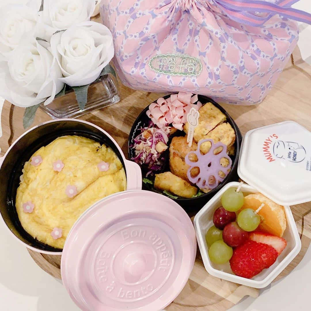 SPARAさんのインスタグラム写真 - (SPARAInstagram)「娘が高校生になってスタートした毎日のお弁当作り。 開けた時可愛いとテンションが上がるみたいで、型抜きなど使ってひと手間かけて少しだけ可愛いお弁当作りを♪ もっともっと可愛くて美味しそうなお弁当作ってる方たちインスタ見てるといっぱいいるので勉強しながら作っています♪ 会う人会う人お弁当の事言われる笑 お弁当作ってるイメージが無いみたいです笑 記録で残していこうと思います♪  #毎日のお弁当 #女子高生弁当  #JK弁当 #可愛いお弁当 #春弁当 #サンドイッチ弁当 #ドライカレー弁当 #ハンバーグ弁当 #トーストサンド弁当 #オムライス弁当 #そぼろ弁当  #焼きそば弁当 #はんぶんこサンド弁当」4月27日 15時35分 - spara_aco