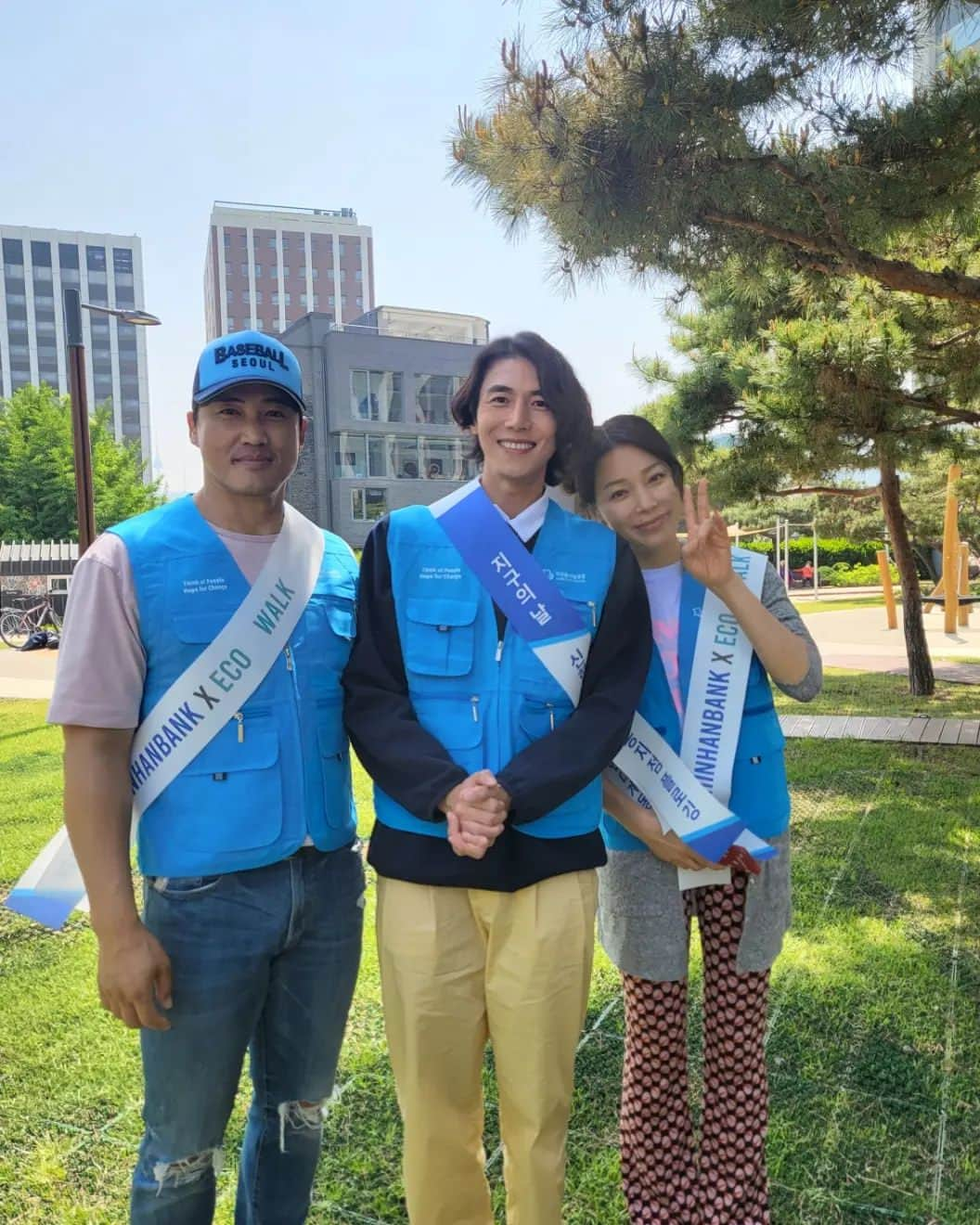 ソン・ジェヒのインスタグラム：「오늘 정말 감동적인 일이 있었어요!!  4월22일 #지구의날 을 기념하여 오늘 오후1시부터 2시까지 #지구촌나눔운동 과 #신한은행 계동지점 직원분들과 함께 한 '점심 시간을 이용한 플로깅' 행사가 있었어요!!  나눔과 지구 사랑은 우리가 사는 곳의 이웃과 주위 환경을 지키는 것부터 시작이라는 마음으로 행사에 참여를 했는데,   평소 지구촌나눔운동 후원자셨던 #홍성흔 선수 김정임 부부께서 후원자에게 보내지는 단체 알림 문자를 보고 직접 오셔서 행사에 함께 하셨어요!!   쉬는 날, 우리 지구를 위해 의미있게 보내고 싶으셔서 직접 신청하셨다는 이야기에 나눔과 지구촌사랑은 '관심'과 '참여'로부터 시작된다는 말을 실감하게 됐습니다.  점심시간을 반납하고 함께하신 신한은행 계동지점 지점장님과 직원분들. 늘 사랑이 필요한곳에 아름다운 다리를 놔 주는 우리 지구촌나눔운동.  그리고 깜짝참여로 함께해주신 평소 너무 팬인 홍성흔 김정임 부부 두분께 감동하여.   우리 지구 위해 더 더 환경을 지켜야겠다 다짐한 행복한 점심시간이었습니다!!!🌏」