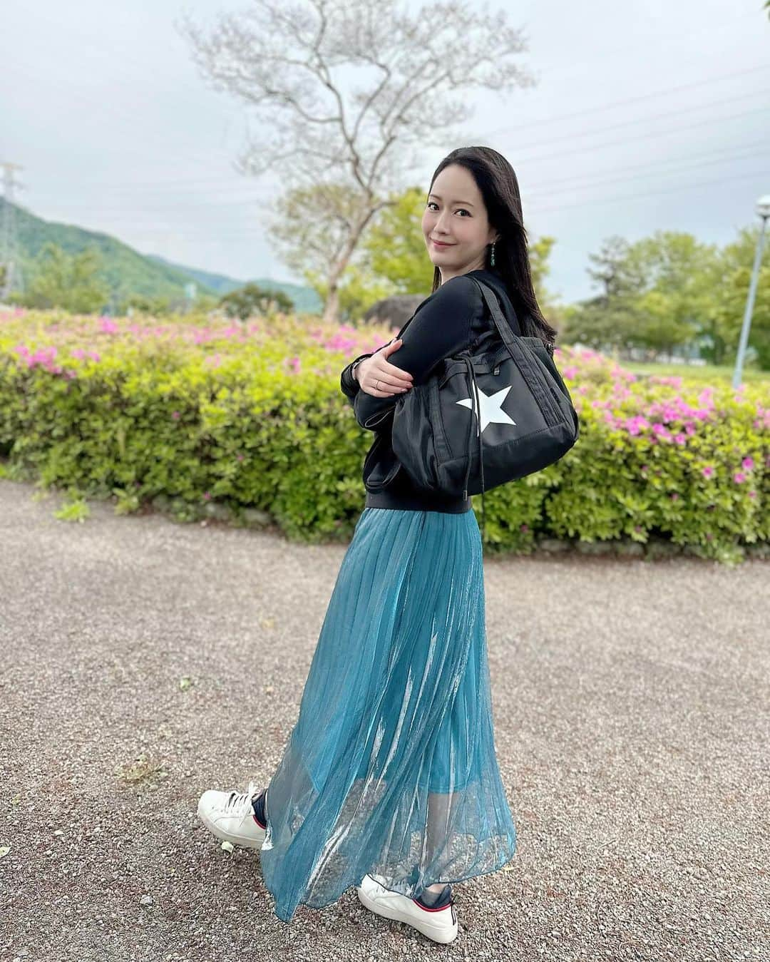 吉山りささんのインスタグラム写真 - (吉山りさInstagram)「👜😍💕 はいキターーー💙💙💙  このバッグ、めちゃくちゃオススメ❣️  キャンバス生地かと思ってたらナイロン生地と知り、カラーをブラックに変更👐🏻  かなりお気に入り🩵🩷  ✨✨✨ ショルダーとハンドの2Way ＆ 中にもポッケちゃんとあって沢山入る😍💕  急遽降り始めた雨も弾いてくれました☔️（⚠️写真4 参照）  いつも必ずカバンや靴は 防水or撥水スプレーするけど してなくても助かりました✨（撮影後しました🙆🏻‍♀️）  ☝🏻他のカラーもある🤗ほしい（笑）  大好きな星柄〜😍⭐️  SHEINで1番気に入ったbagになりました💕  🫧🩶🩵🩷🫧 @shein_japan @sheinofficial #SHEIN #SHEINpartner #ad #今日のコーデ #OOTD #SHEINforAll   🎟🎫クーポンコード🎟🎫 『risa23』  1～5,999円まで15%OFF   6,000円以上 20%OFF 6月30日まで☝🏻🥰   #コーディネート  #ファッション  #ファッションコーデ  #アラフォーコーデ  #ママコーデ  #軽いバッグ  #インスタファッション  #ファッショングラム  #bag  #シーイン購入品  #シーイン  @oreorerisa  #star  #星 #japanesemodel  #吉山りさ  #RISA」4月27日 15時44分 - oreorerisa