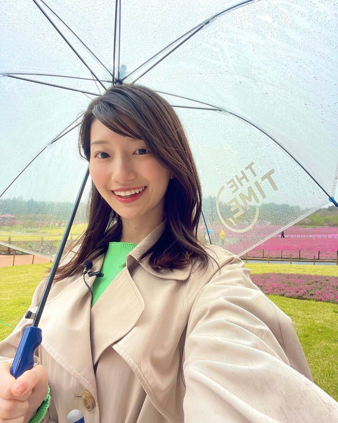 吉村恵里子さんのインスタグラム写真 - (吉村恵里子Instagram)「・ こんにちは🌞 昨日、TIMEのロケで山梨県河口湖に行ってきました！ 前からずっと楽しみにしていたロケで、あとはお天気次第！と思っていたのですが、なんと土砂降りでした。☔️笑  月曜と今日はこんなに天気いいのに、こんなこともあるんですねぇ🤣  ここまで雨降る？風吹く？というほどの荒れ具合。なかなか止まずタイミングを待っての撮影でした。  晴れれば富士山が綺麗に見え、絶景。見頃を迎えている芝桜とのコントラストが最高らしいのですが、富士山はご機嫌斜めで…（ ｉ _ ｉ ）何処へ〜。  ですが雨に濡れた芝桜は綺麗でしたし空気が美味しかったです☺️  関西出身の私にとって富士山を側で見たことがなく残念でしたがまたリベンジしようと思います！  #河口湖 #富士本栖湖リゾート #富士芝桜まつり #芝桜 #富士山 #ロケ」4月27日 16時10分 - yoshimura_eriko