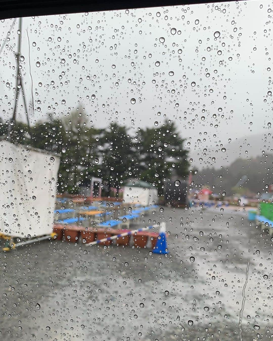 吉村恵里子さんのインスタグラム写真 - (吉村恵里子Instagram)「・ こんにちは🌞 昨日、TIMEのロケで山梨県河口湖に行ってきました！ 前からずっと楽しみにしていたロケで、あとはお天気次第！と思っていたのですが、なんと土砂降りでした。☔️笑  月曜と今日はこんなに天気いいのに、こんなこともあるんですねぇ🤣  ここまで雨降る？風吹く？というほどの荒れ具合。なかなか止まずタイミングを待っての撮影でした。  晴れれば富士山が綺麗に見え、絶景。見頃を迎えている芝桜とのコントラストが最高らしいのですが、富士山はご機嫌斜めで…（ ｉ _ ｉ ）何処へ〜。  ですが雨に濡れた芝桜は綺麗でしたし空気が美味しかったです☺️  関西出身の私にとって富士山を側で見たことがなく残念でしたがまたリベンジしようと思います！  #河口湖 #富士本栖湖リゾート #富士芝桜まつり #芝桜 #富士山 #ロケ」4月27日 16時10分 - yoshimura_eriko