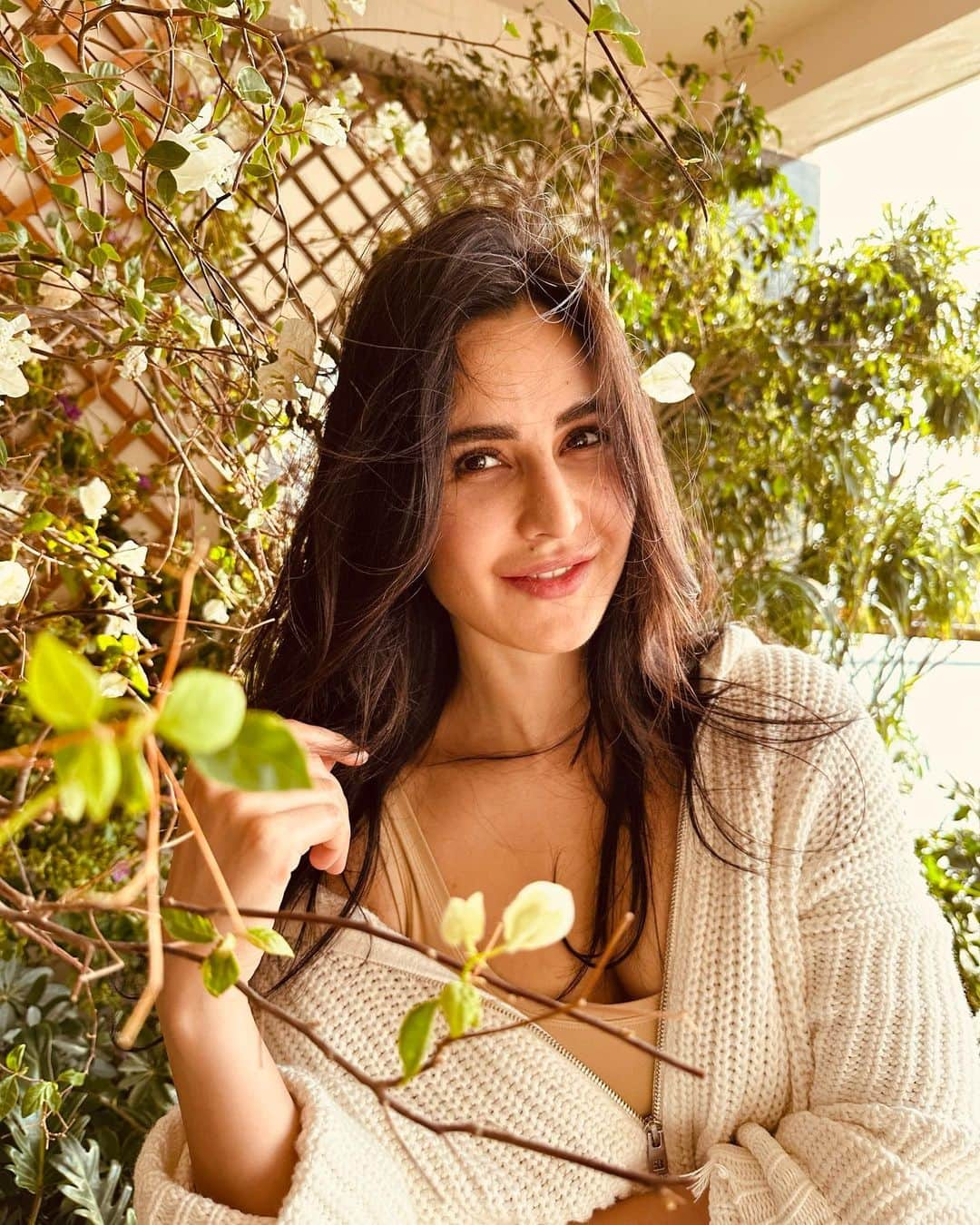 カトリーナ・カイフさんのインスタグラム写真 - (カトリーナ・カイフInstagram)「Gd morning…🌻」4月27日 15時45分 - katrinakaif