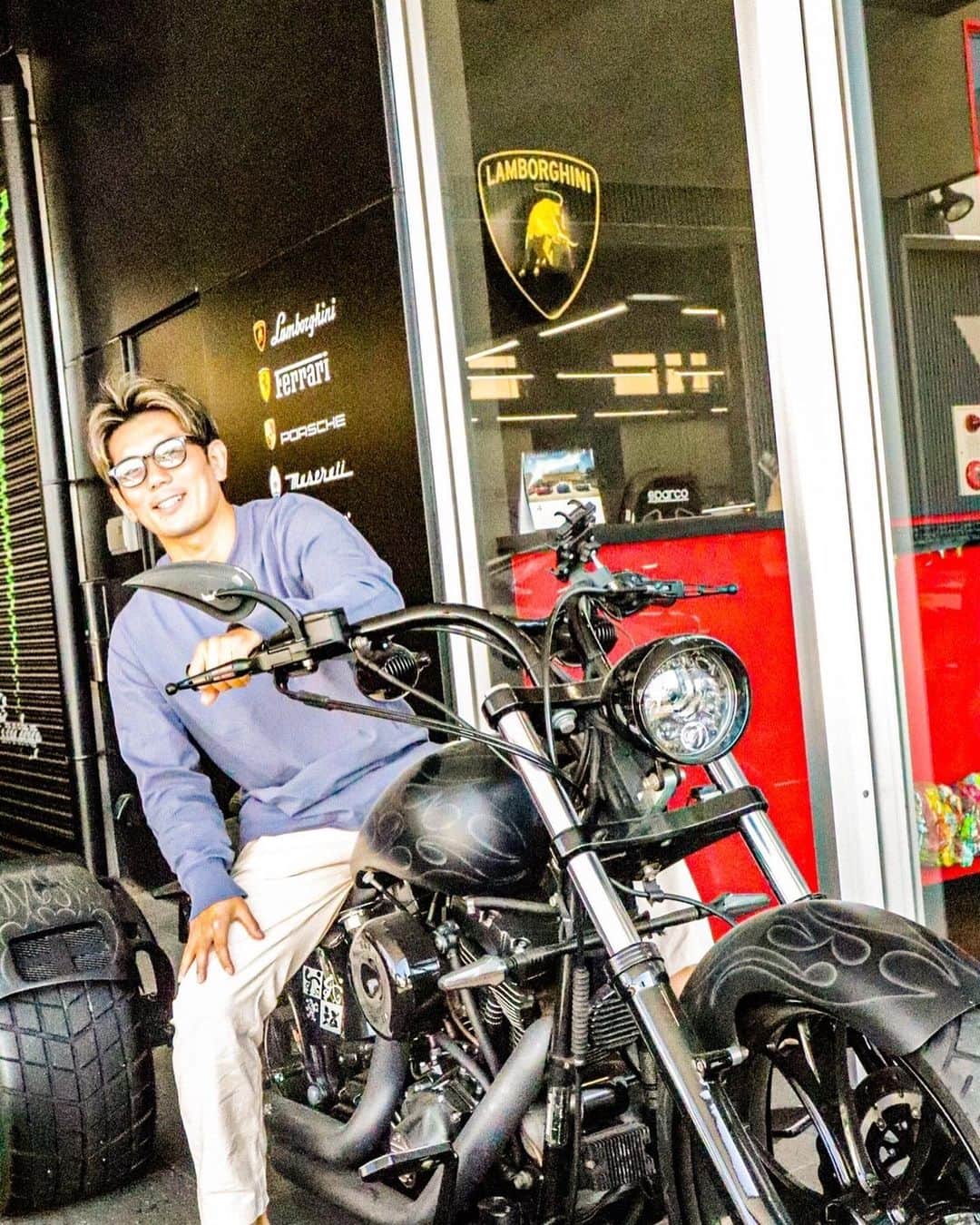 皇治さんのインスタグラム写真 - (皇治Instagram)「Harley-Davidson  魔裟斗さんとドライブの為に♪  似合っとう？🤣  #HarleyDavidson #夢進  @yumeshinautomobili   サングラス @madbro.jp」4月27日 15時42分 - 1_kouzi