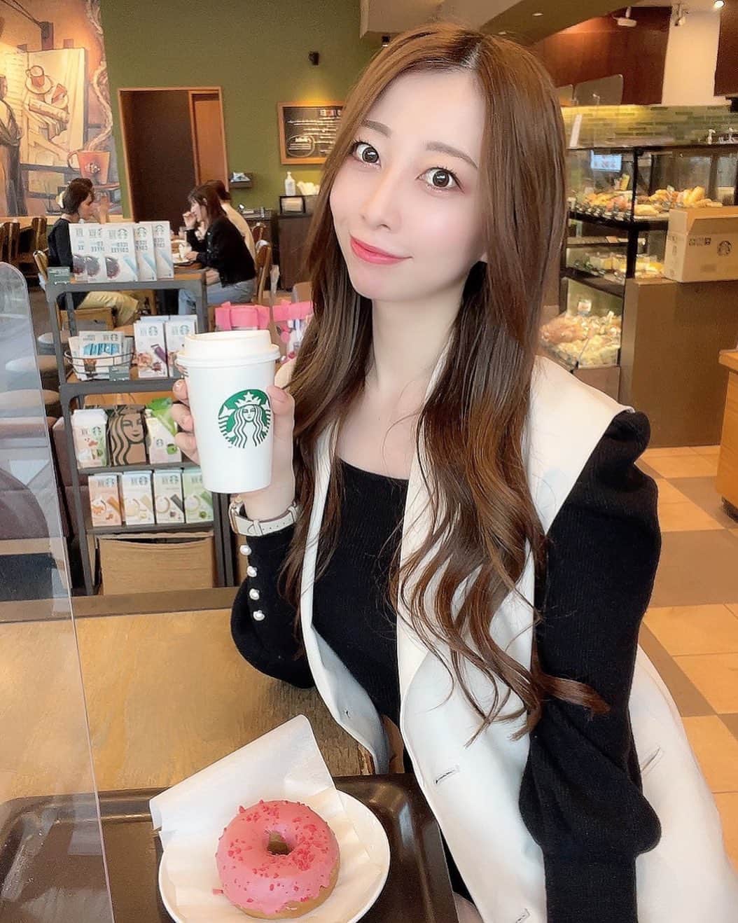 のインスタグラム：「. I love Starbucks🍩🤍 . . . #starbucks#cafe#カフェ#スタバ」