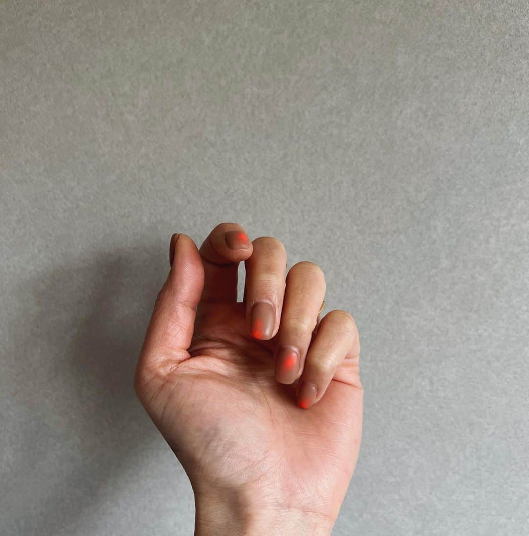 ジュジュのインスタグラム：「今回のnailは @salon.de.moani ♡  マットベージュにneon🍊が 控えめにシャレててスキ過ぎる🤝  子育てのあるあるを話してると 時間は今回もあっという間でございました🤲  #💅」