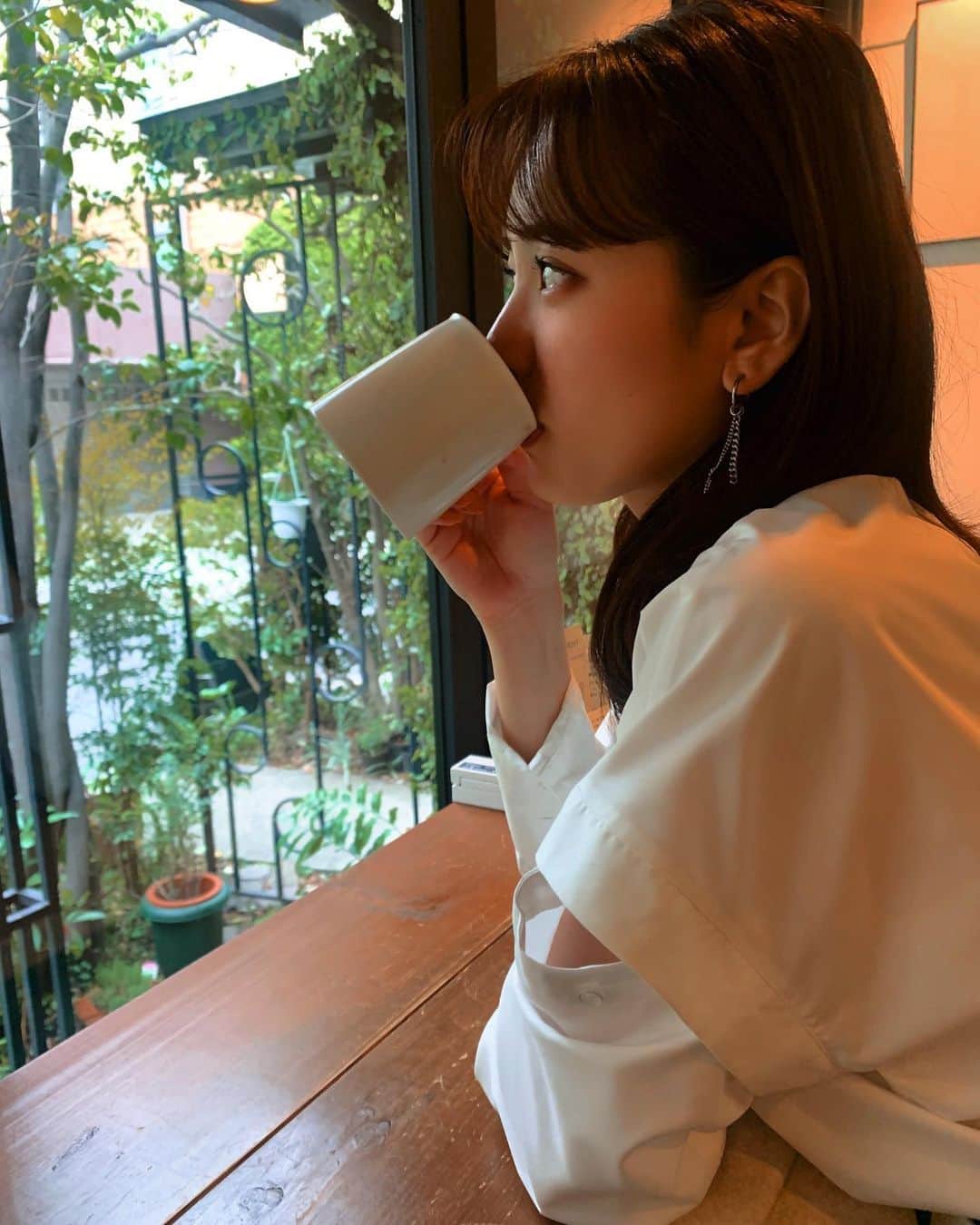 河出奈都美のインスタグラム：「. とある日のcoffee break☕️ ラオスコーヒー美味しかった🇱🇦 苦味が抑えられてて、 ほんのり酸味もある スッキリとしたコーヒーでした☺︎ 皆さんは飲んだことありますか？  学生時代、ラオスによく行っていたので 日本で"ラオス"を見つけると すぐ反応してしまいます笑  ほかにもコーヒー豆の種類がたくさんあって 勉強してみたくなりました♪  #マグカップひっくり返してません #底が広いカップです #なつ散歩シリーズ #恵比寿 #休日#カフェ #コーヒー#コーヒーブレイク #ラオスコーヒー#コーヒー豆#ラオス #日本テレビ#アナウンサー#河出奈都美」