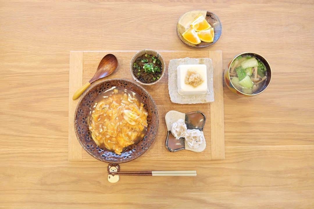 木村文乃 さんのインスタグラム写真 - (木村文乃 Instagram)「*** 今日のごはんでした。  ふんわり卵の醤油あん もずく酢 冷や奴 しゅうまい 青梗菜としめじの中華スープ デコポン🍊  たんぱく質！なメニューで。 積極的に摂るようになってから 爪が強くなった気がしてます。」4月27日 15時53分 - fuminokimura_official