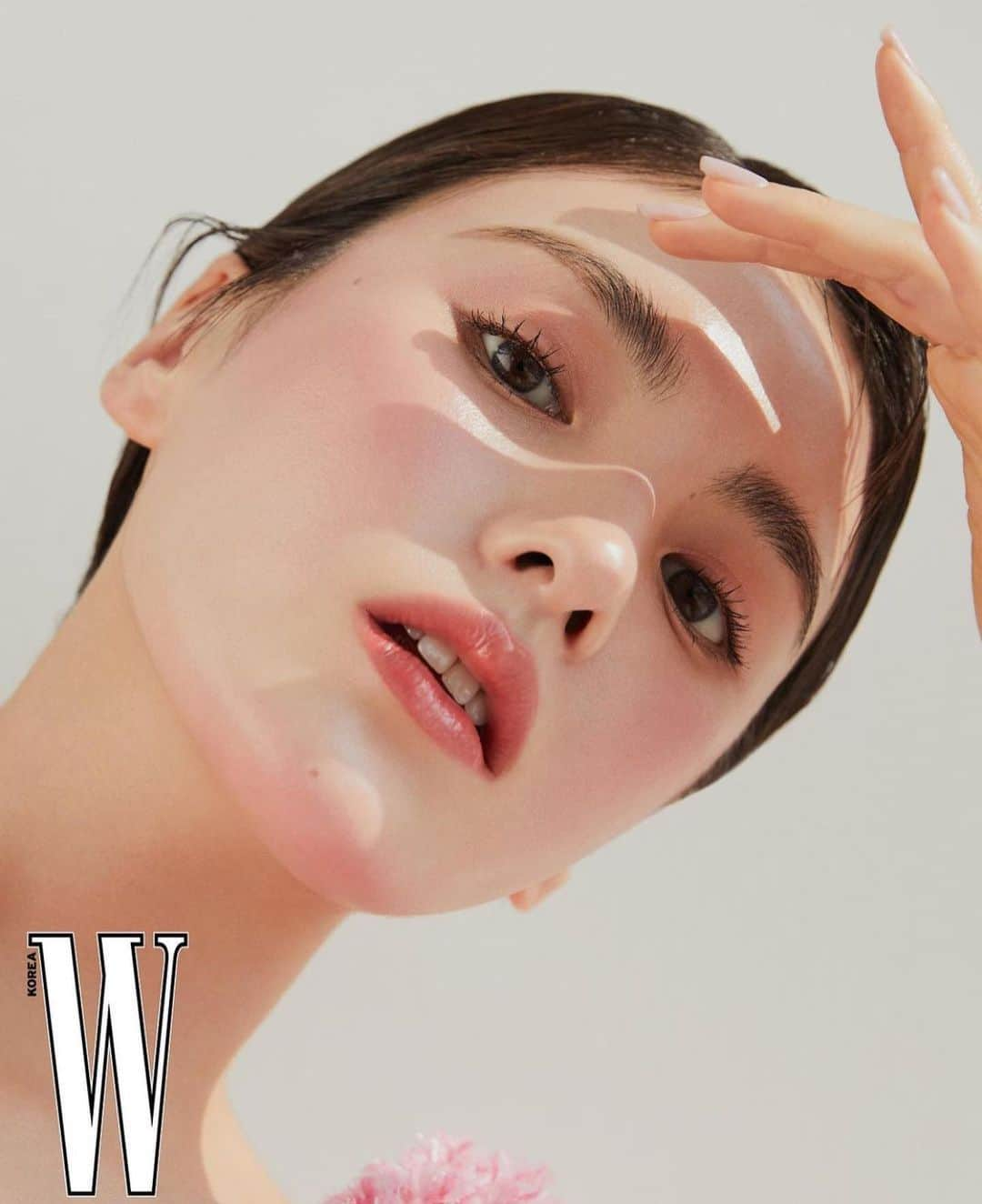 キム・ヨンジのインスタグラム：「dolce vita is my color 💞  @wkorea 💗 @narscosmeticskorea 💗」